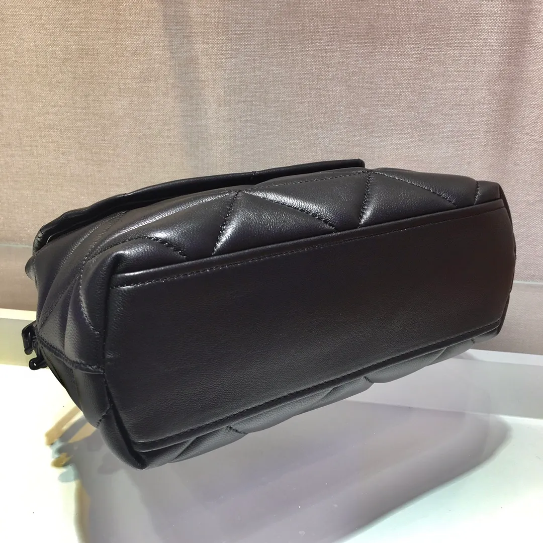 💰1760🎉Exclusive first release🎉1BD232 medium size😘Original item👍Made of imported lambskin, complex hand-embroidered 👍Super soft to the touch😘😘Hardware with same color finish, chain, letter logo. The chain of the same color comes with a leather shoulder strap, which can be worn diagonally or on one shoulder😘😘The three compartment design meets exquisite storage needs, is lightweight and practical, and has a large space capacity. It can be worn with everyday clothes, so beautiful🙊🙊Hurry up, goddesses😘😘Length 25X height 16x bottom 8cm👏👏👏💰💰💰
