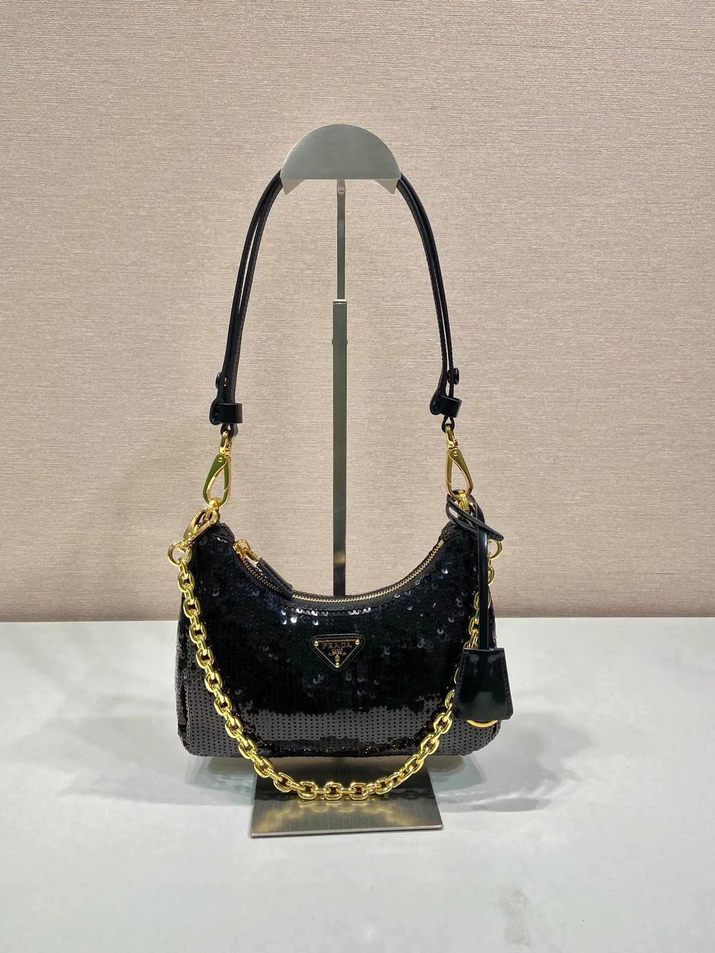 💰1140🎉Sequined Hobo🎉1BC204 Handbag/Underarm Bag/Crossbody Bag This sequined Hobo handbag/underarm bag/crossbody bag is very functional, three uses in one bag, perfect🎉🎉Using a combination of imported hand-embroidered sequins and satin materials. Look fashionable and elegant. The shoulder straps can be adjusted and switched at any time😘😘The upper body effect is beautiful, convenient and practical🎉🎉Hurry up and get it👏👏 Length 22x Height 18x ​​Bottom 6cm