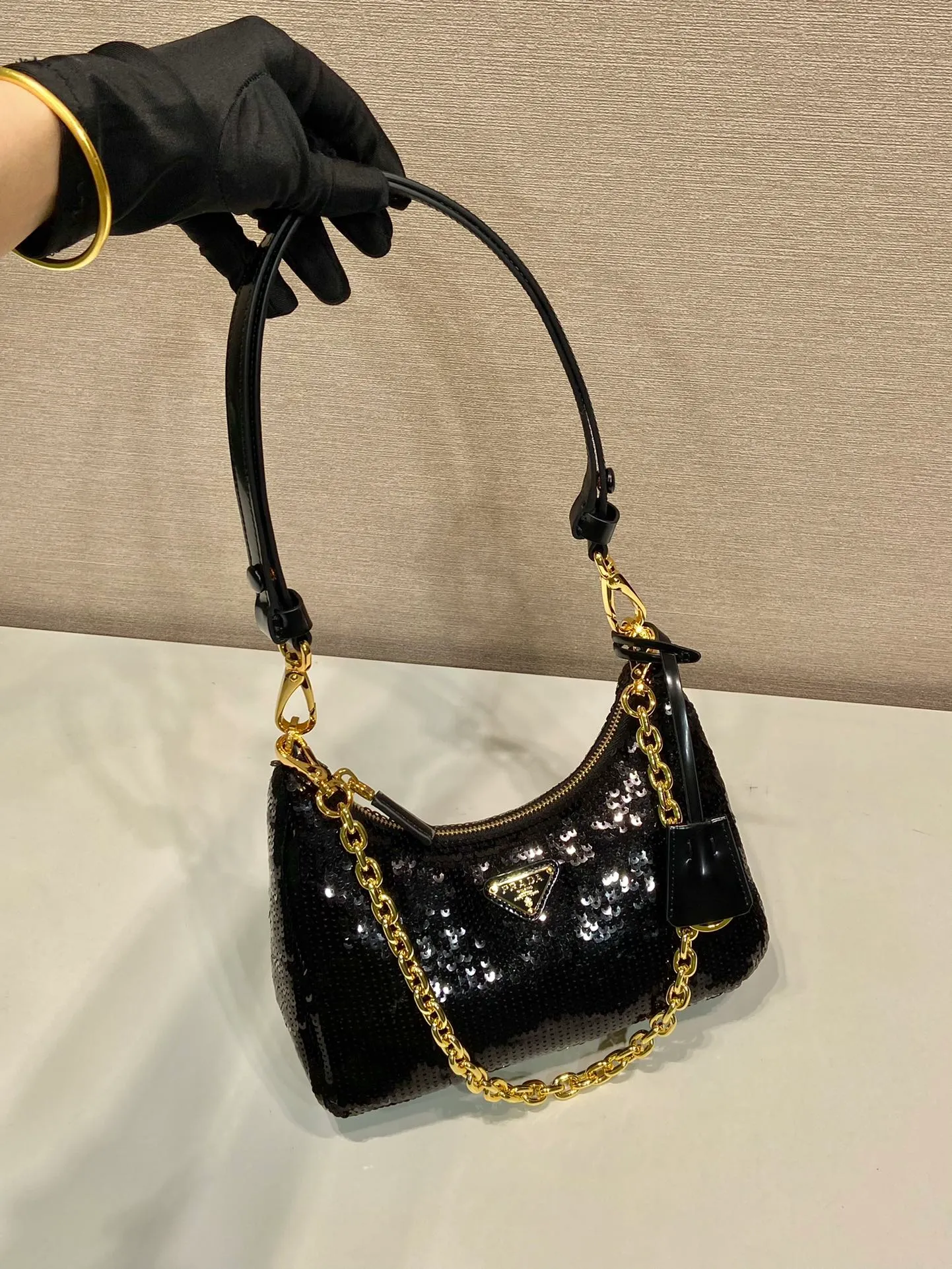 💰1140🎉Sequined Hobo🎉1BC204 Handbag/Underarm Bag/Crossbody Bag This sequined Hobo handbag/underarm bag/crossbody bag is very functional, three uses in one bag, perfect🎉🎉Using a combination of imported hand-embroidered sequins and satin materials. Look fashionable and elegant. The shoulder straps can be adjusted and switched at any time😘😘The upper body effect is beautiful, convenient and practical🎉🎉Hurry up and get it👏👏 Length 22x Height 18x ​​Bottom 6cm