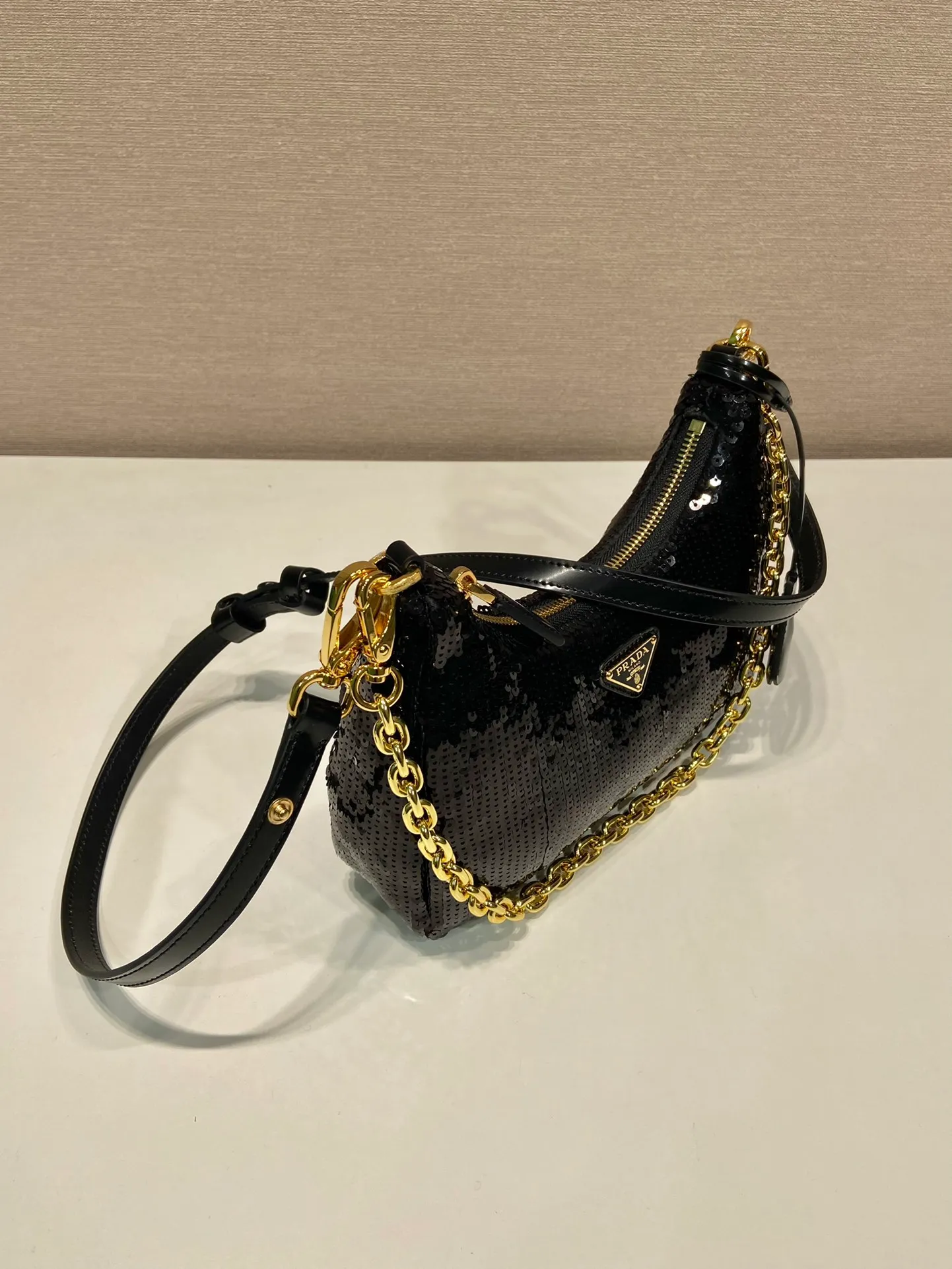💰1140🎉Sequined Hobo🎉1BC204 Handbag/Underarm Bag/Crossbody Bag This sequined Hobo handbag/underarm bag/crossbody bag is very functional, three uses in one bag, perfect🎉🎉Using a combination of imported hand-embroidered sequins and satin materials. Look fashionable and elegant. The shoulder straps can be adjusted and switched at any time😘😘The upper body effect is beautiful, convenient and practical🎉🎉Hurry up and get it👏👏 Length 22x Height 18x ​​Bottom 6cm
