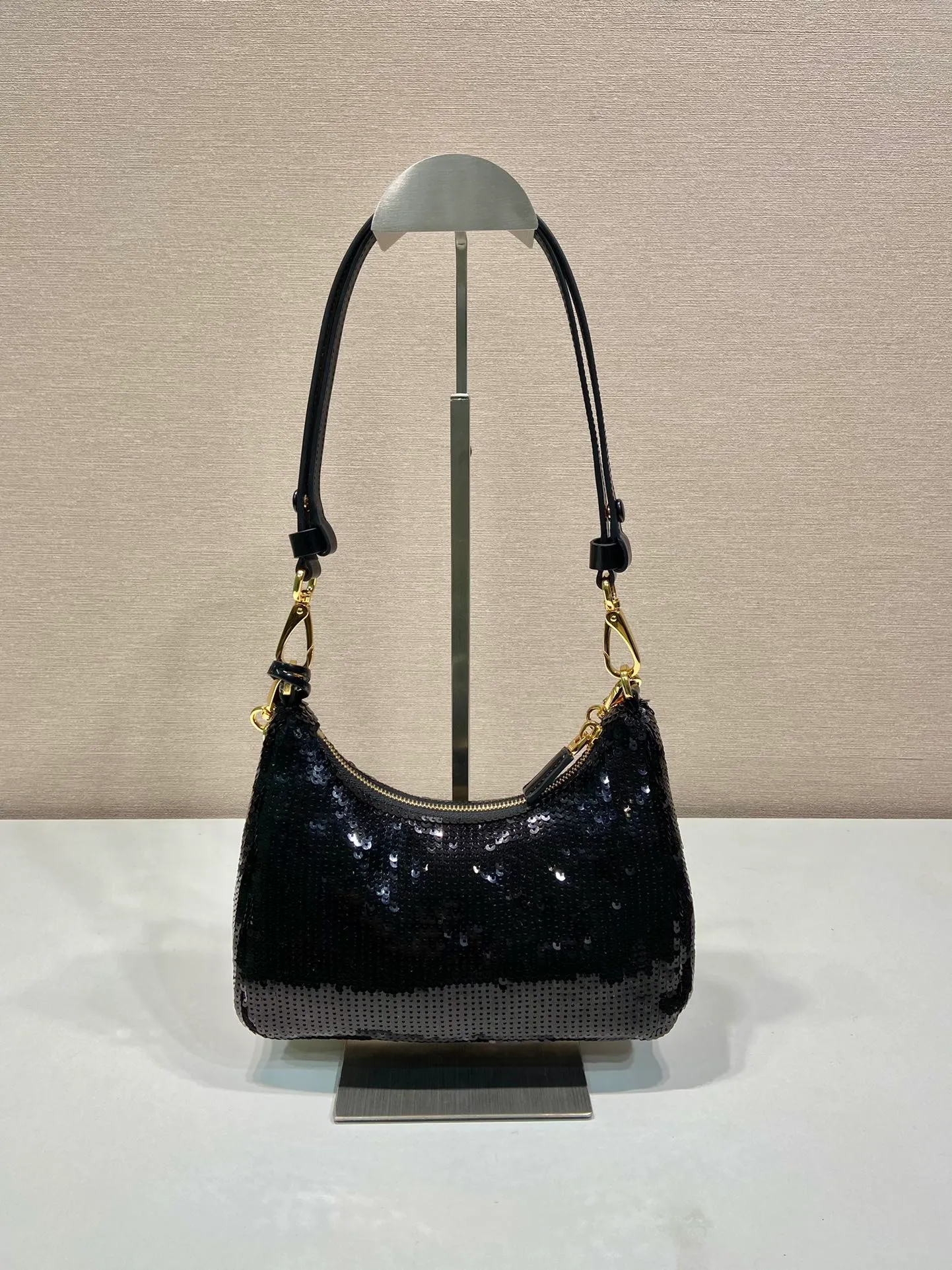 💰1140🎉Sequined Hobo🎉1BC204 Handbag/Underarm Bag/Crossbody Bag This sequined Hobo handbag/underarm bag/crossbody bag is very functional, three uses in one bag, perfect🎉🎉Using a combination of imported hand-embroidered sequins and satin materials. Look fashionable and elegant. The shoulder straps can be adjusted and switched at any time😘😘The upper body effect is beautiful, convenient and practical🎉🎉Hurry up and get it👏👏 Length 22x Height 18x ​​Bottom 6cm