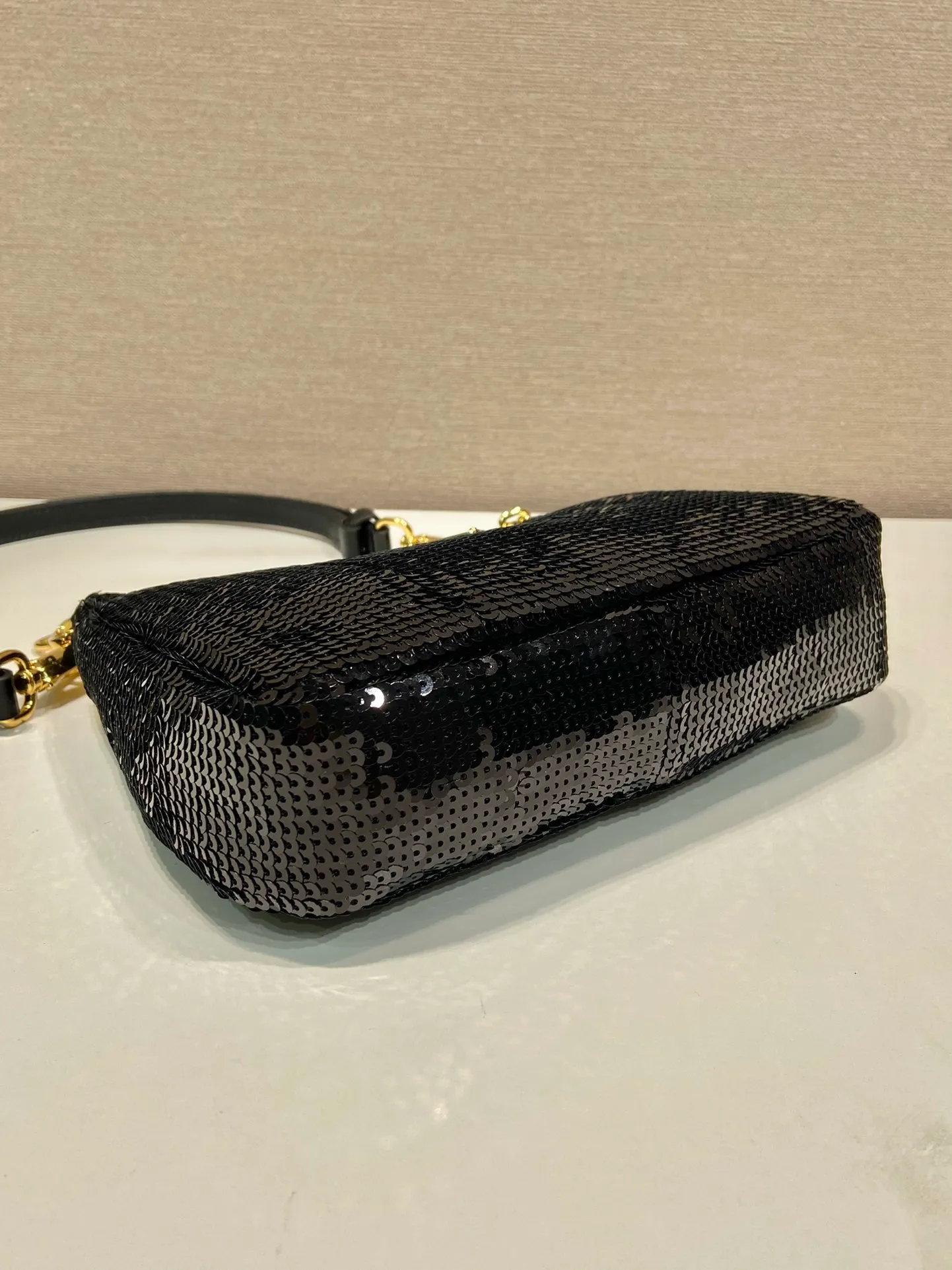 💰1140🎉Sequined Hobo🎉1BC204 Handbag/Underarm Bag/Crossbody Bag This sequined Hobo handbag/underarm bag/crossbody bag is very functional, three uses in one bag, perfect🎉🎉Using a combination of imported hand-embroidered sequins and satin materials. Look fashionable and elegant. The shoulder straps can be adjusted and switched at any time😘😘The upper body effect is beautiful, convenient and practical🎉🎉Hurry up and get it👏👏 Length 22x Height 18x ​​Bottom 6cm