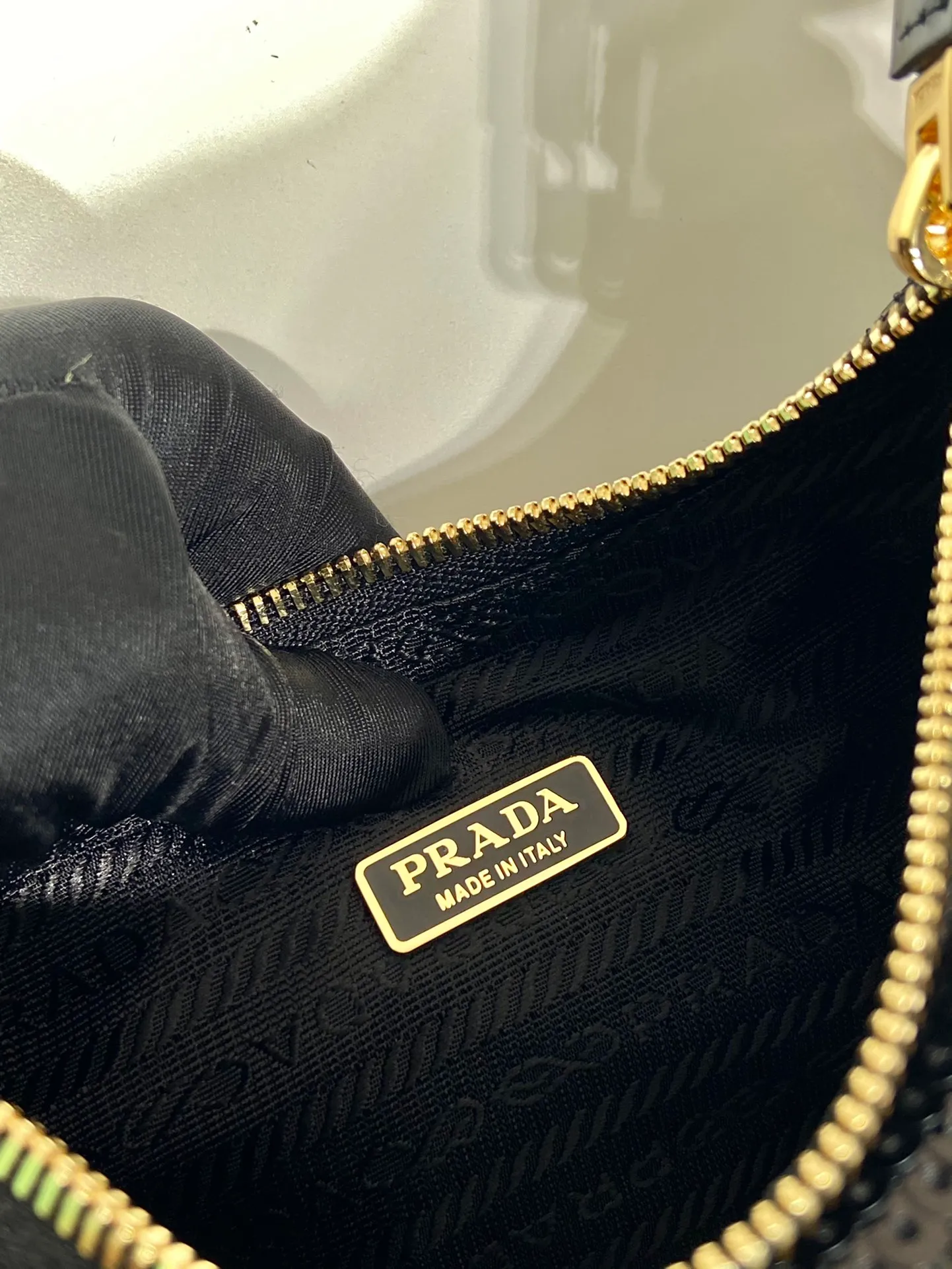 💰1140🎉Sequined Hobo🎉1BC204 Handbag/Underarm Bag/Crossbody Bag This sequined Hobo handbag/underarm bag/crossbody bag is very functional, three uses in one bag, perfect🎉🎉Using a combination of imported hand-embroidered sequins and satin materials. Look fashionable and elegant. The shoulder straps can be adjusted and switched at any time😘😘The upper body effect is beautiful, convenient and practical🎉🎉Hurry up and get it👏👏 Length 22x Height 18x ​​Bottom 6cm