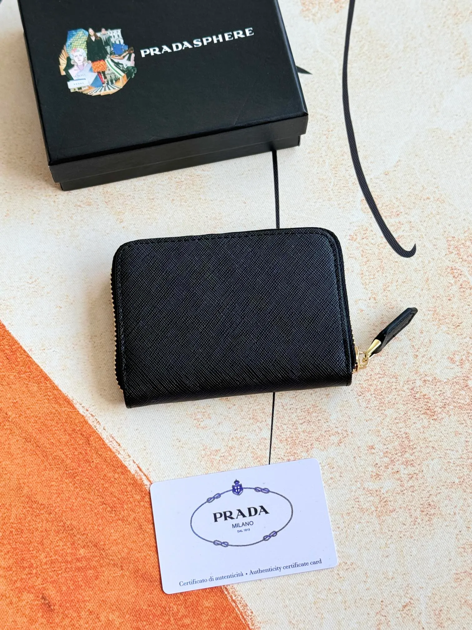 💰140💰 Comes with box PRADA’s popular genuine pickup bag [love] latest style in the counter, official website synchronization, genuine development, model 2MC553 #Color: black/pictured inner code 224 OEM code💋 Cross-grain cowhide texture is excellent, imported thread lining, exquisite and even routing, smooth oil edges, exquisite workmanship, size: 12/9/2.5cm with original packaging box Card]