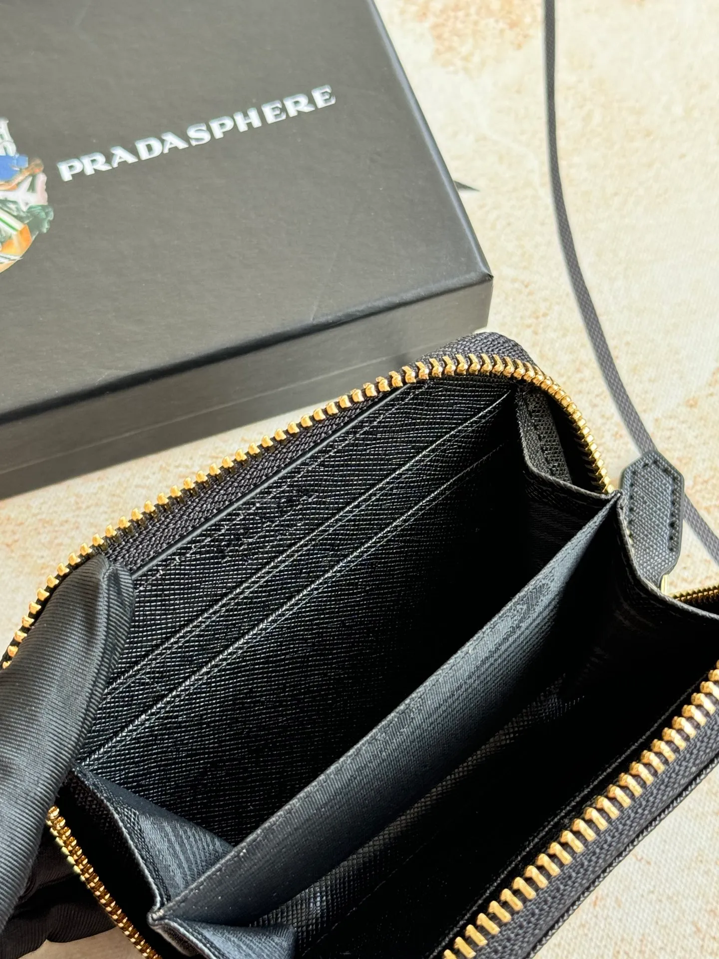 💰140💰 Comes with box PRADA’s popular genuine pickup bag [love] latest style in the counter, official website synchronization, genuine development, model 2MC553 #Color: black/pictured inner code 224 OEM code💋 Cross-grain cowhide texture is excellent, imported thread lining, exquisite and even routing, smooth oil edges, exquisite workmanship, size: 12/9/2.5cm with original packaging box Card]
