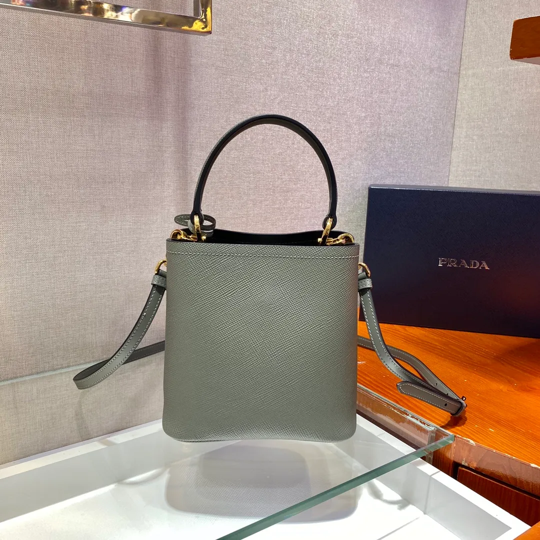 💰1700🔆Exclusive first launch🔆1BA217 mini size new color💋Original item🤙🤙Made of imported Saffiano leather material, removable shoulder strap, leather nameplate and metal logo complement each other. Leather-covered central pocket with magnetic buckle. Saffiano leather triangle logo. Contrast color nappa leather lining. This Double handbag has an elegant style, eye-catching and unique. It is also a popular style🙋🏻🙋🏻Length 17x Height 18X Bottom 10.5cm