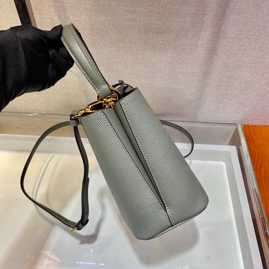 💰1700🔆Exclusive first launch🔆1BA217 mini size new color💋Original item🤙🤙Made of imported Saffiano leather material, removable shoulder strap, leather nameplate and metal logo complement each other. Leather-covered central pocket with magnetic buckle. Saffiano leather triangle logo. Contrast color nappa leather lining. This Double handbag has an elegant style, eye-catching and unique. It is also a popular style🙋🏻🙋🏻Length 17x Height 18X Bottom 10.5cm