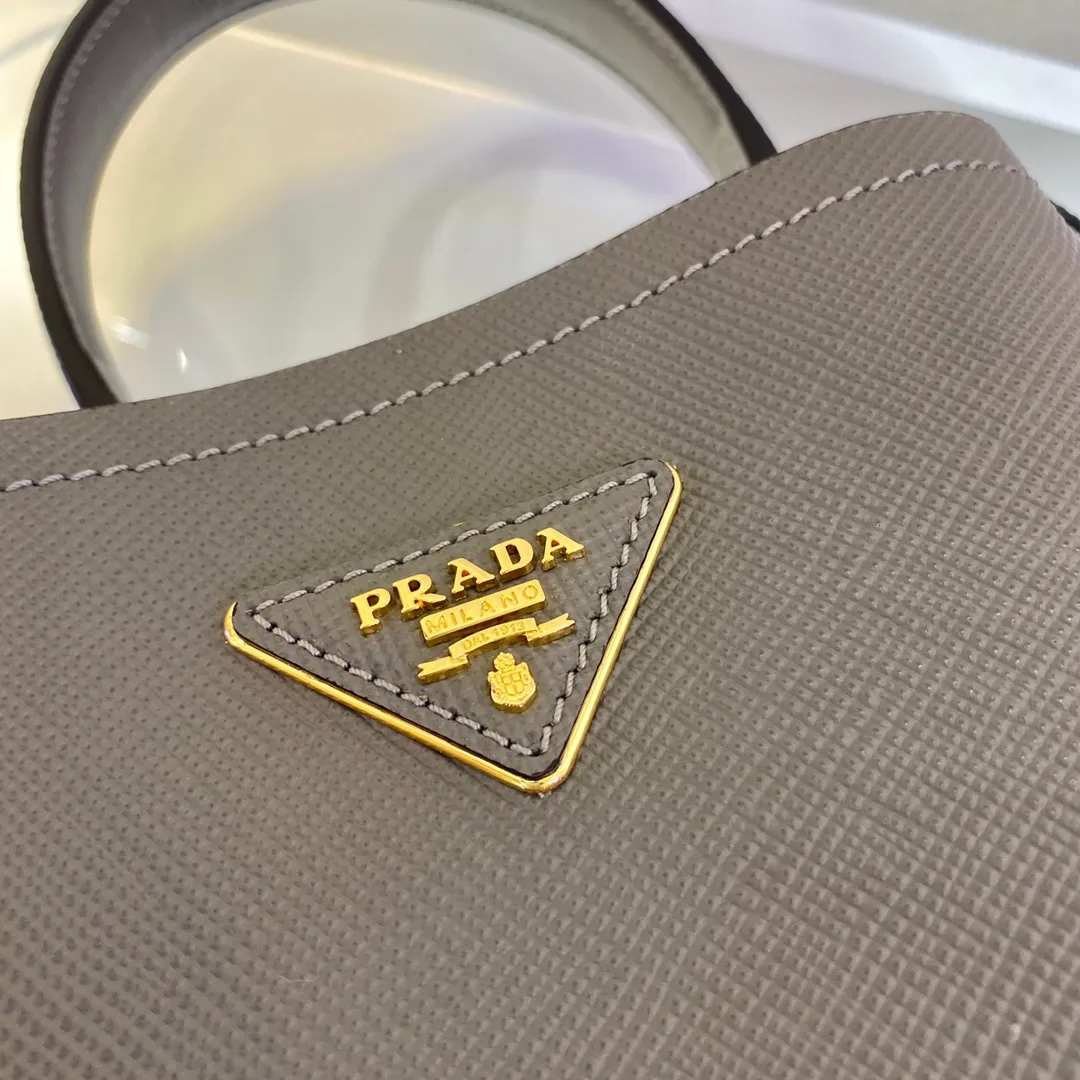 💰1700🔆Exclusive first launch🔆1BA217 mini size new color💋Original item🤙🤙Made of imported Saffiano leather material, removable shoulder strap, leather nameplate and metal logo complement each other. Leather-covered central pocket with magnetic buckle. Saffiano leather triangle logo. Contrast color nappa leather lining. This Double handbag has an elegant style, eye-catching and unique. It is also a popular style🙋🏻🙋🏻Length 17x Height 18X Bottom 10.5cm
