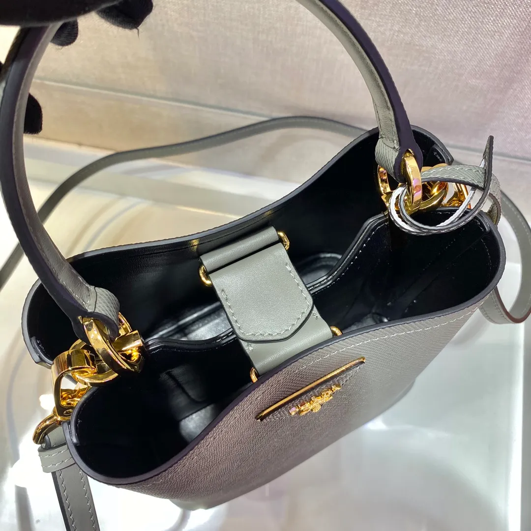 💰1700🔆Exclusive first launch🔆1BA217 mini size new color💋Original item🤙🤙Made of imported Saffiano leather material, removable shoulder strap, leather nameplate and metal logo complement each other. Leather-covered central pocket with magnetic buckle. Saffiano leather triangle logo. Contrast color nappa leather lining. This Double handbag has an elegant style, eye-catching and unique. It is also a popular style🙋🏻🙋🏻Length 17x Height 18X Bottom 10.5cm