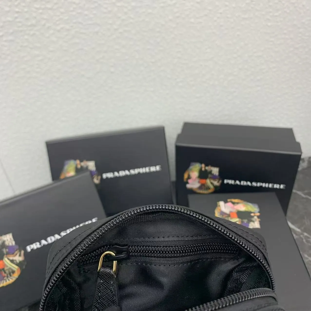 💰150PRADA Prada official new model is shipped simultaneously, enamel-coated triangular metal logo zipper closure, nylon cosmetic bag, regular women's model ✌✌✌ Special quality from the product cabinet, physical shooting [strong]! Model: Original quality Leather: Original Color: black gold buckle, black silver buckle, red, plum red, pink, sky blue, apricot, green, lavender purple, size 12㎝*3.5㎝*8㎝, model LM217