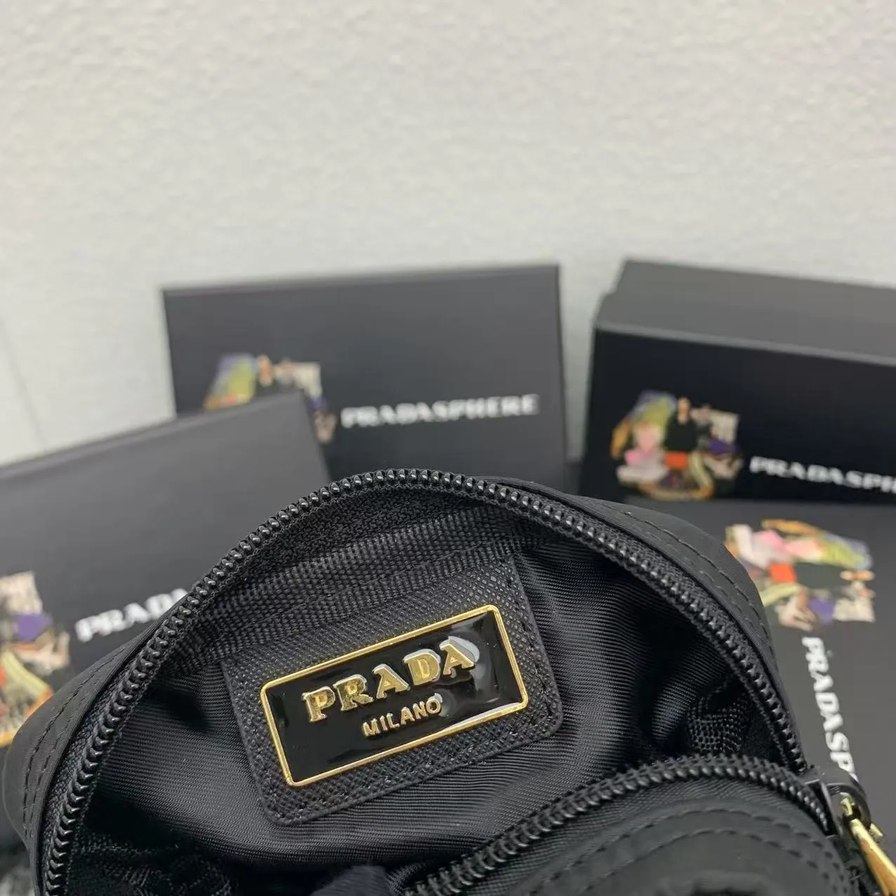 💰150PRADA Prada official new model is shipped simultaneously, enamel-coated triangular metal logo zipper closure, nylon cosmetic bag, regular women's model ✌✌✌ Special quality from the product cabinet, physical shooting [strong]! Model: Original quality Leather: Original Color: black gold buckle, black silver buckle, red, plum red, pink, sky blue, apricot, green, lavender purple, size 12㎝*3.5㎝*8㎝, model LM217