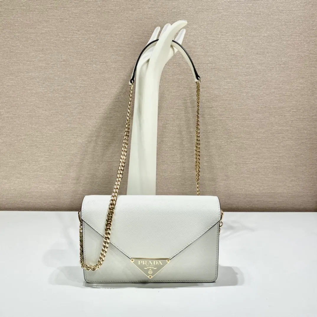 💰1320🎉New crossbody bag🎉1BD318🎉🎉 This clamshell shoulder bag is made of Saffiano leather with lambskin interior. Showing ingenious design, the soft design is visible at a glance. The tip of the flap closure is decorated with an enameled metal triangle logo, and comes with a detachable long shoulder strap/can also be used as a handbag😘😘Exquisite and charming, simple and elegant, worth owning. Hurry up and get it🎉🎉 Length 21.5x Height 14x Bottom 4cm🎉🎉🎉👏👏👏