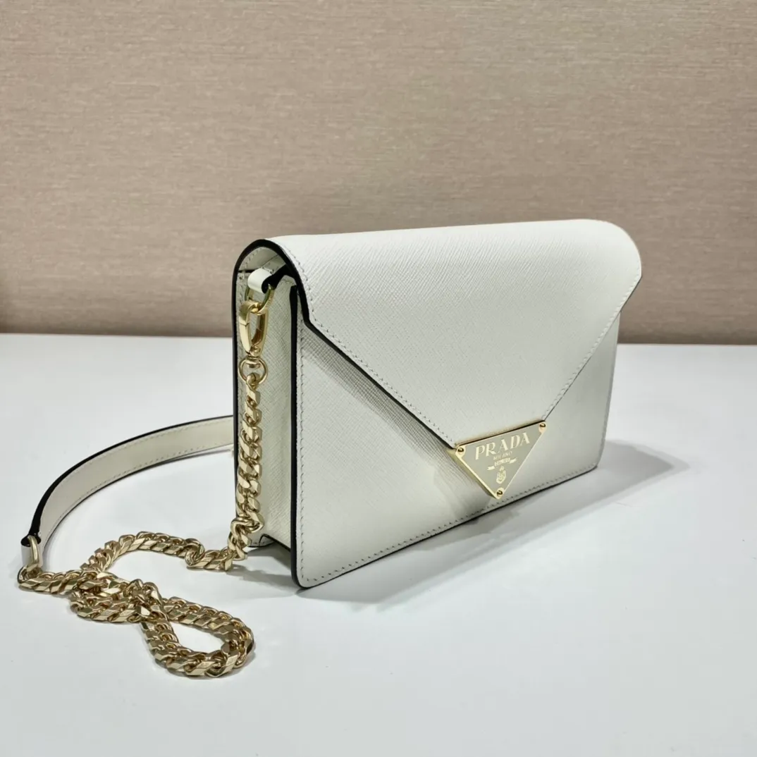 💰1320🎉New crossbody bag🎉1BD318🎉🎉 This clamshell shoulder bag is made of Saffiano leather with lambskin interior. Showing ingenious design, the soft design is visible at a glance. The tip of the flap closure is decorated with an enameled metal triangle logo, and comes with a detachable long shoulder strap/can also be used as a handbag😘😘Exquisite and charming, simple and elegant, worth owning. Hurry up and get it🎉🎉 Length 21.5x Height 14x Bottom 4cm🎉🎉🎉👏👏👏