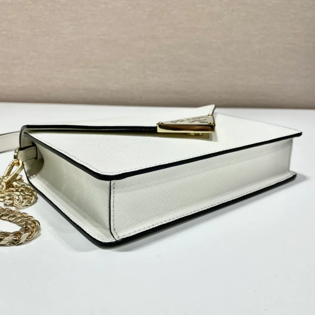 💰1320🎉New crossbody bag🎉1BD318🎉🎉 This clamshell shoulder bag is made of Saffiano leather with lambskin interior. Showing ingenious design, the soft design is visible at a glance. The tip of the flap closure is decorated with an enameled metal triangle logo, and comes with a detachable long shoulder strap/can also be used as a handbag😘😘Exquisite and charming, simple and elegant, worth owning. Hurry up and get it🎉🎉 Length 21.5x Height 14x Bottom 4cm🎉🎉🎉👏👏👏