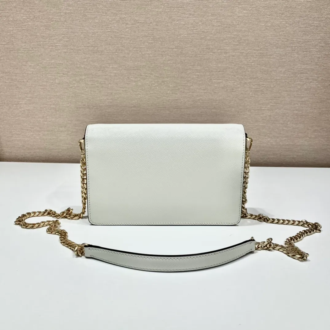 💰1320🎉New crossbody bag🎉1BD318🎉🎉 This clamshell shoulder bag is made of Saffiano leather with lambskin interior. Showing ingenious design, the soft design is visible at a glance. The tip of the flap closure is decorated with an enameled metal triangle logo, and comes with a detachable long shoulder strap/can also be used as a handbag😘😘Exquisite and charming, simple and elegant, worth owning. Hurry up and get it🎉🎉 Length 21.5x Height 14x Bottom 4cm🎉🎉🎉👏👏👏