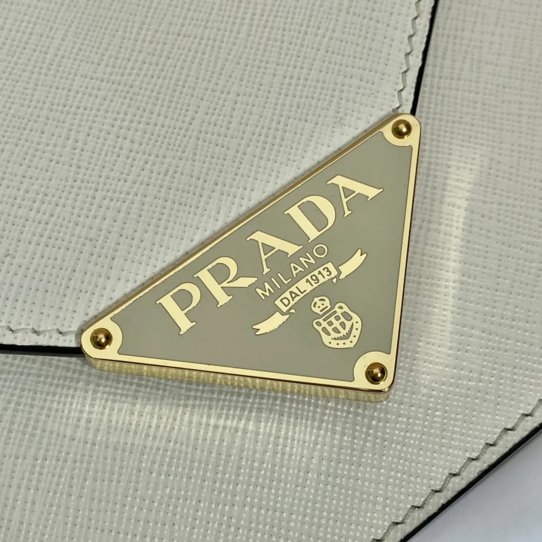 💰1320🎉New crossbody bag🎉1BD318🎉🎉 This clamshell shoulder bag is made of Saffiano leather with lambskin interior. Showing ingenious design, the soft design is visible at a glance. The tip of the flap closure is decorated with an enameled metal triangle logo, and comes with a detachable long shoulder strap/can also be used as a handbag😘😘Exquisite and charming, simple and elegant, worth owning. Hurry up and get it🎉🎉 Length 21.5x Height 14x Bottom 4cm🎉🎉🎉👏👏👏