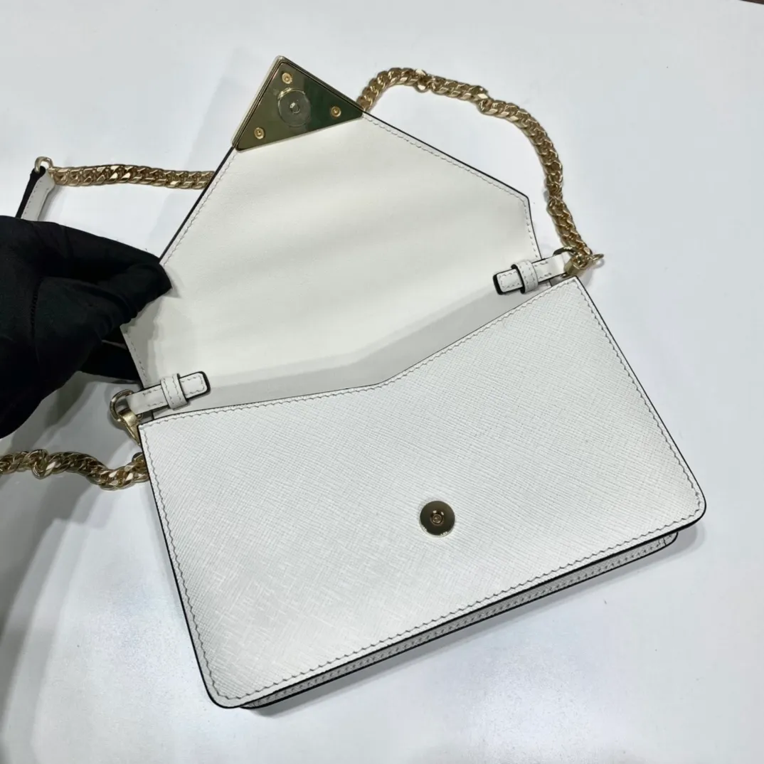 💰1320🎉New crossbody bag🎉1BD318🎉🎉 This clamshell shoulder bag is made of Saffiano leather with lambskin interior. Showing ingenious design, the soft design is visible at a glance. The tip of the flap closure is decorated with an enameled metal triangle logo, and comes with a detachable long shoulder strap/can also be used as a handbag😘😘Exquisite and charming, simple and elegant, worth owning. Hurry up and get it🎉🎉 Length 21.5x Height 14x Bottom 4cm🎉🎉🎉👏👏👏