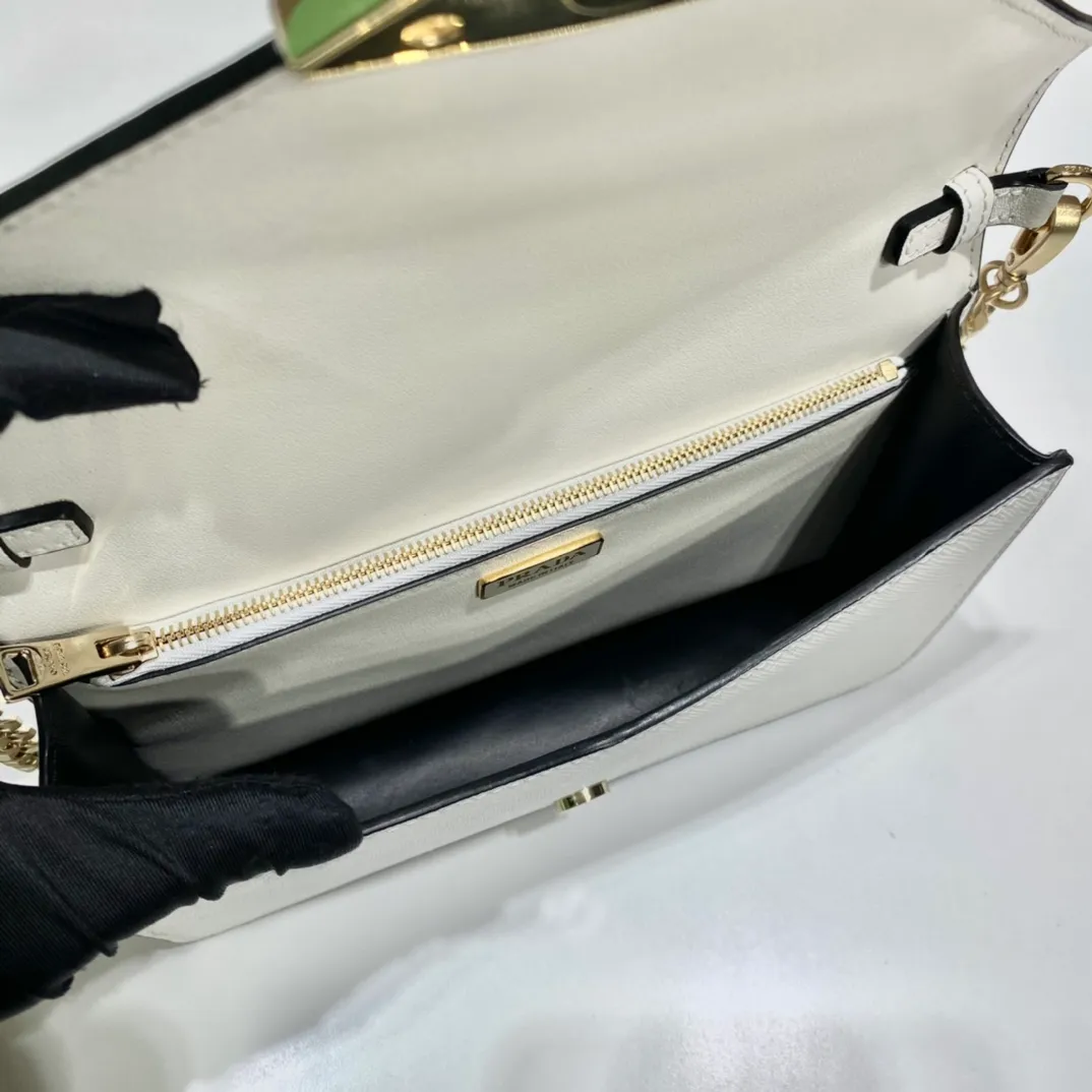 💰1320🎉New crossbody bag🎉1BD318🎉🎉 This clamshell shoulder bag is made of Saffiano leather with lambskin interior. Showing ingenious design, the soft design is visible at a glance. The tip of the flap closure is decorated with an enameled metal triangle logo, and comes with a detachable long shoulder strap/can also be used as a handbag😘😘Exquisite and charming, simple and elegant, worth owning. Hurry up and get it🎉🎉 Length 21.5x Height 14x Bottom 4cm🎉🎉🎉👏👏👏