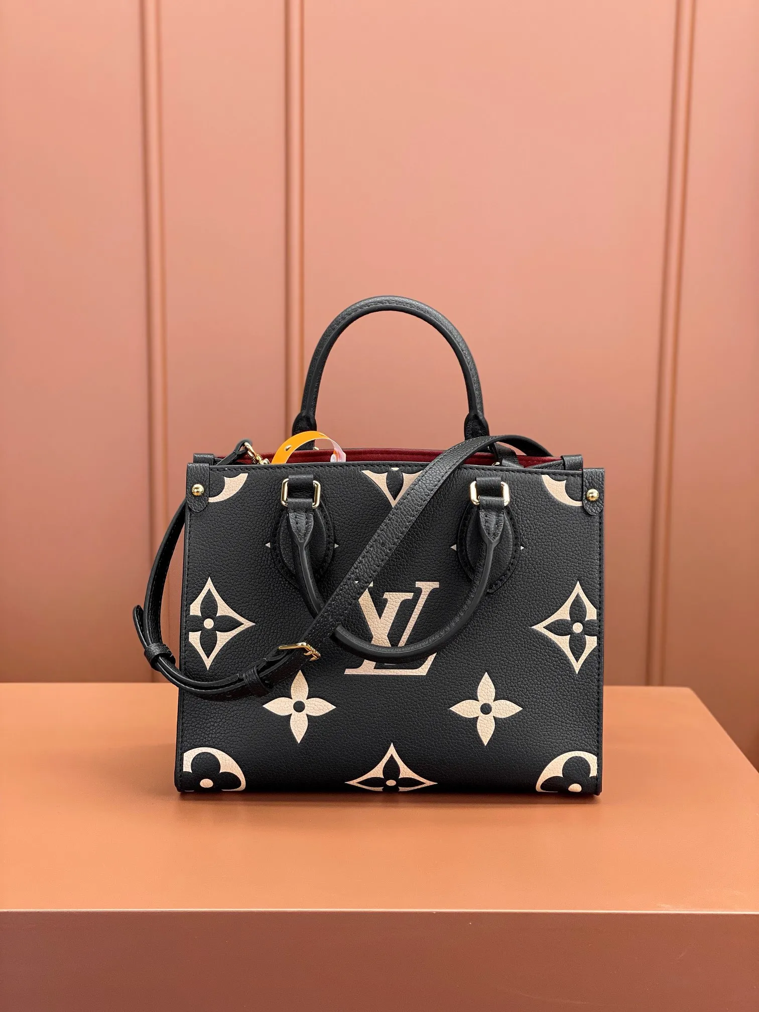 P¥1360👉nfc163C01 dynamic chip👈 [100% MB special grade, all-steel hardware, original leather] The Onthego small Tote bag draws inspiration from the 1968 classic Sac Plat handbag. It is made of Monogram Empreinte leather with Medium Bicolor Monogram pattern embossed to create a miniature version, which can store daily needs such as iPad Mini. Flexible handles and detachable shoulder strap enrich carrying options. Embossed grained cowhide One-grain cowhide trim One microfiber lining One zippered interior patch pocket One pair of interior pockets One riveted corner One removable, adjustable shoulder strap! ! Model: M45659; Size: 25x19x11.5CM