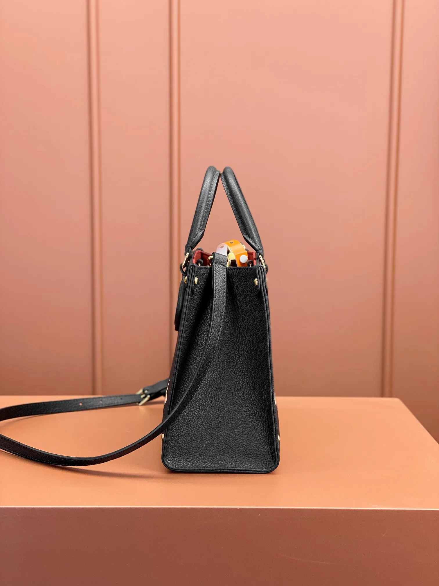 P¥1360👉nfc163C01 dynamic chip👈 [100% MB special grade, all-steel hardware, original leather] The Onthego small Tote bag draws inspiration from the 1968 classic Sac Plat handbag. It is made of Monogram Empreinte leather with Medium Bicolor Monogram pattern embossed to create a miniature version, which can store daily needs such as iPad Mini. Flexible handles and detachable shoulder strap enrich carrying options. Embossed grained cowhide One-grain cowhide trim One microfiber lining One zippered interior patch pocket One pair of interior pockets One riveted corner One removable, adjustable shoulder strap! ! Model: M45659; Size: 25x19x11.5CM