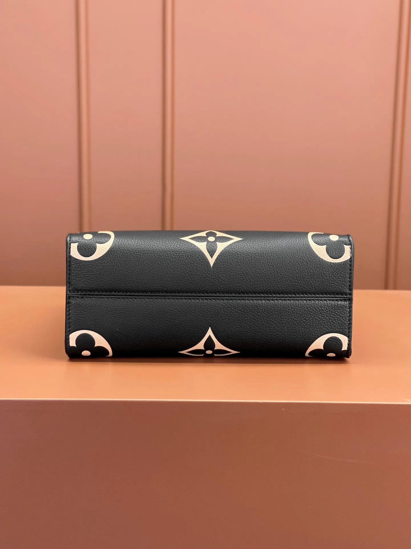 P¥1360👉nfc163C01 dynamic chip👈 [100% MB special grade, all-steel hardware, original leather] The Onthego small Tote bag draws inspiration from the 1968 classic Sac Plat handbag. It is made of Monogram Empreinte leather with Medium Bicolor Monogram pattern embossed to create a miniature version, which can store daily needs such as iPad Mini. Flexible handles and detachable shoulder strap enrich carrying options. Embossed grained cowhide One-grain cowhide trim One microfiber lining One zippered interior patch pocket One pair of interior pockets One riveted corner One removable, adjustable shoulder strap! ! Model: M45659; Size: 25x19x11.5CM