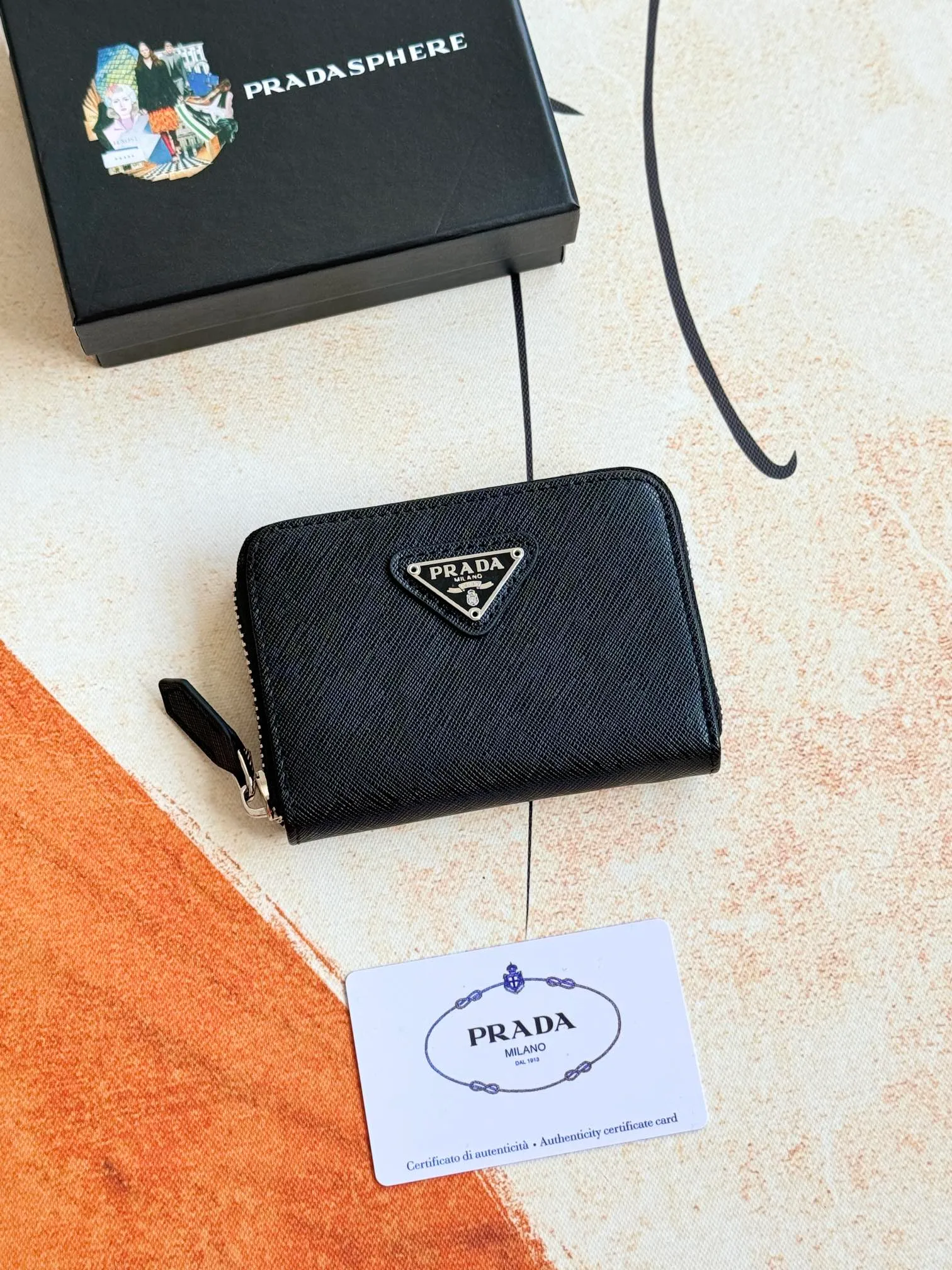 💰140💰 Comes with box PRADA’s popular genuine pickup bag [love] latest style in the counter, official website synchronization, genuine development, model 2MC553 #Color: black/pictured inner code 224 OEM code💋 Cross-grain cowhide texture is excellent, imported thread lining, exquisite and even routing, smooth oil edges, exquisite workmanship, size: 12/9/2.5cm with original packaging box Card]
