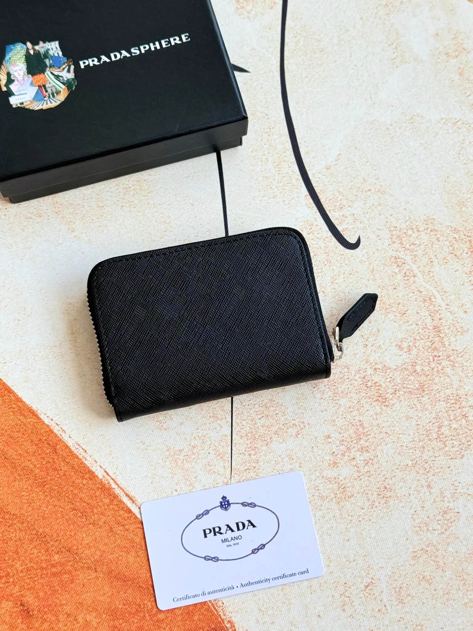 💰140💰 Comes with box PRADA’s popular genuine pickup bag [love] latest style in the counter, official website synchronization, genuine development, model 2MC553 #Color: black/pictured inner code 224 OEM code💋 Cross-grain cowhide texture is excellent, imported thread lining, exquisite and even routing, smooth oil edges, exquisite workmanship, size: 12/9/2.5cm with original packaging box Card]
