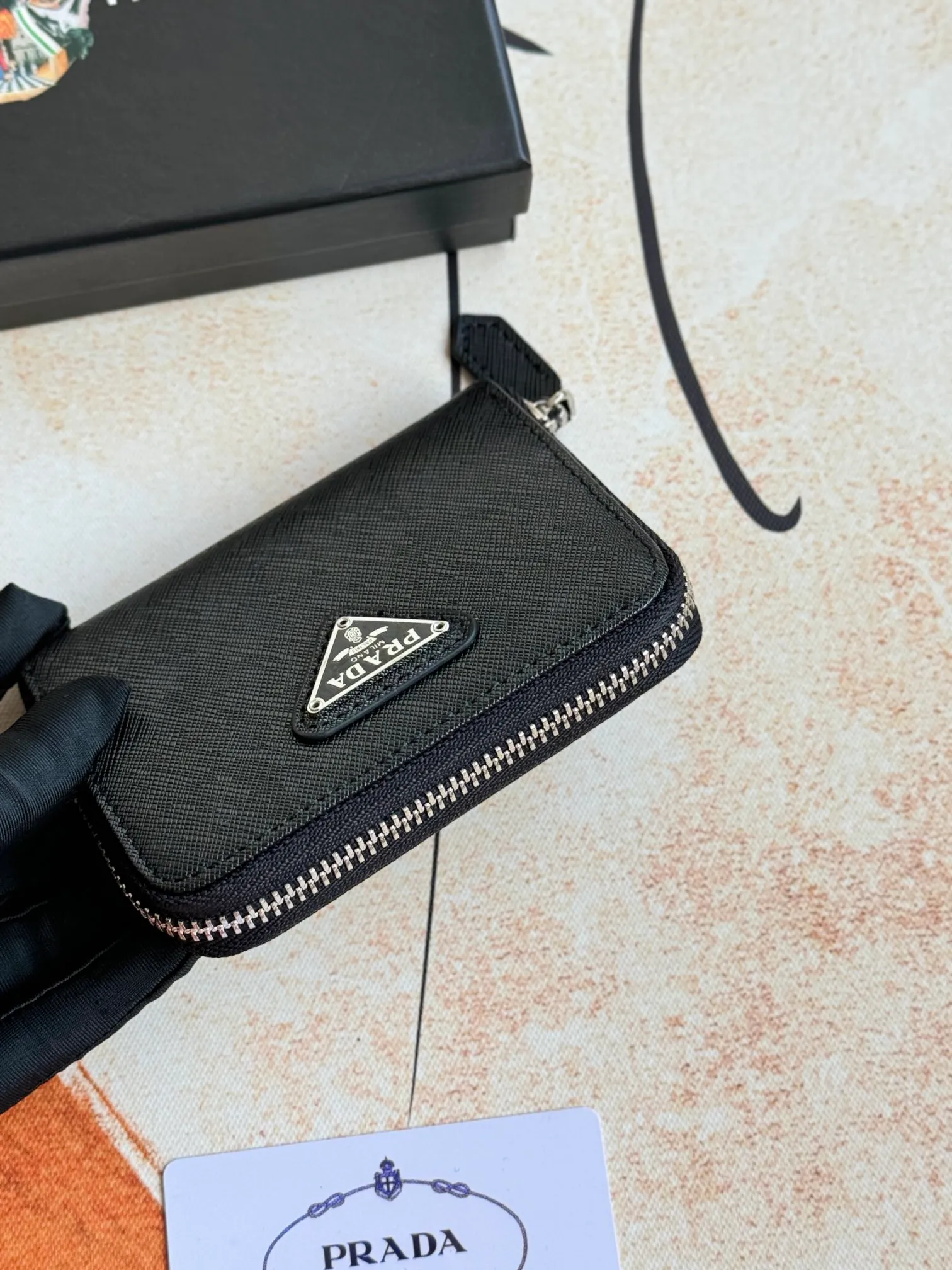 💰140💰 Comes with box PRADA’s popular genuine pickup bag [love] latest style in the counter, official website synchronization, genuine development, model 2MC553 #Color: black/pictured inner code 224 OEM code💋 Cross-grain cowhide texture is excellent, imported thread lining, exquisite and even routing, smooth oil edges, exquisite workmanship, size: 12/9/2.5cm with original packaging box Card]