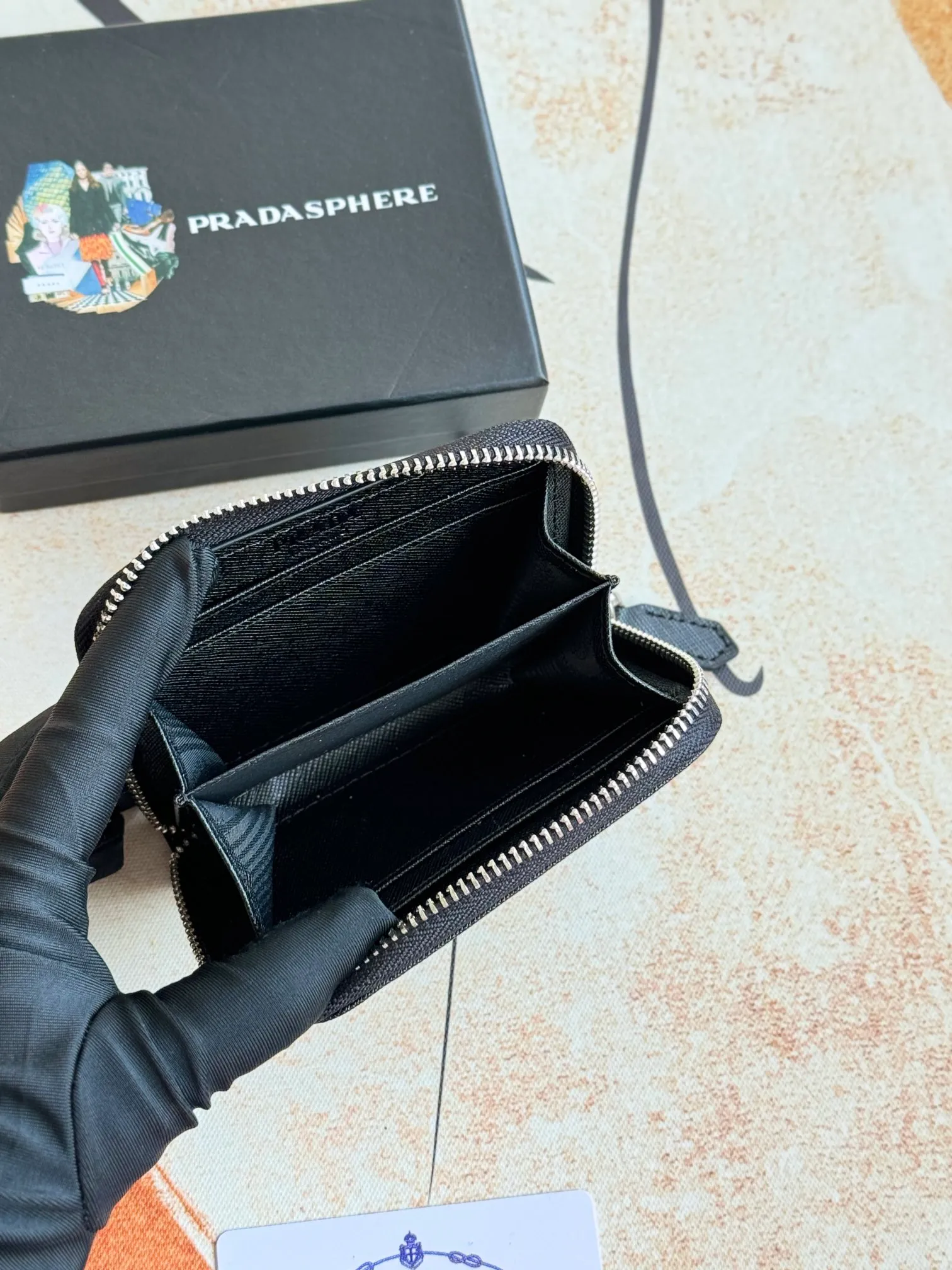 💰140💰 Comes with box PRADA’s popular genuine pickup bag [love] latest style in the counter, official website synchronization, genuine development, model 2MC553 #Color: black/pictured inner code 224 OEM code💋 Cross-grain cowhide texture is excellent, imported thread lining, exquisite and even routing, smooth oil edges, exquisite workmanship, size: 12/9/2.5cm with original packaging box Card]