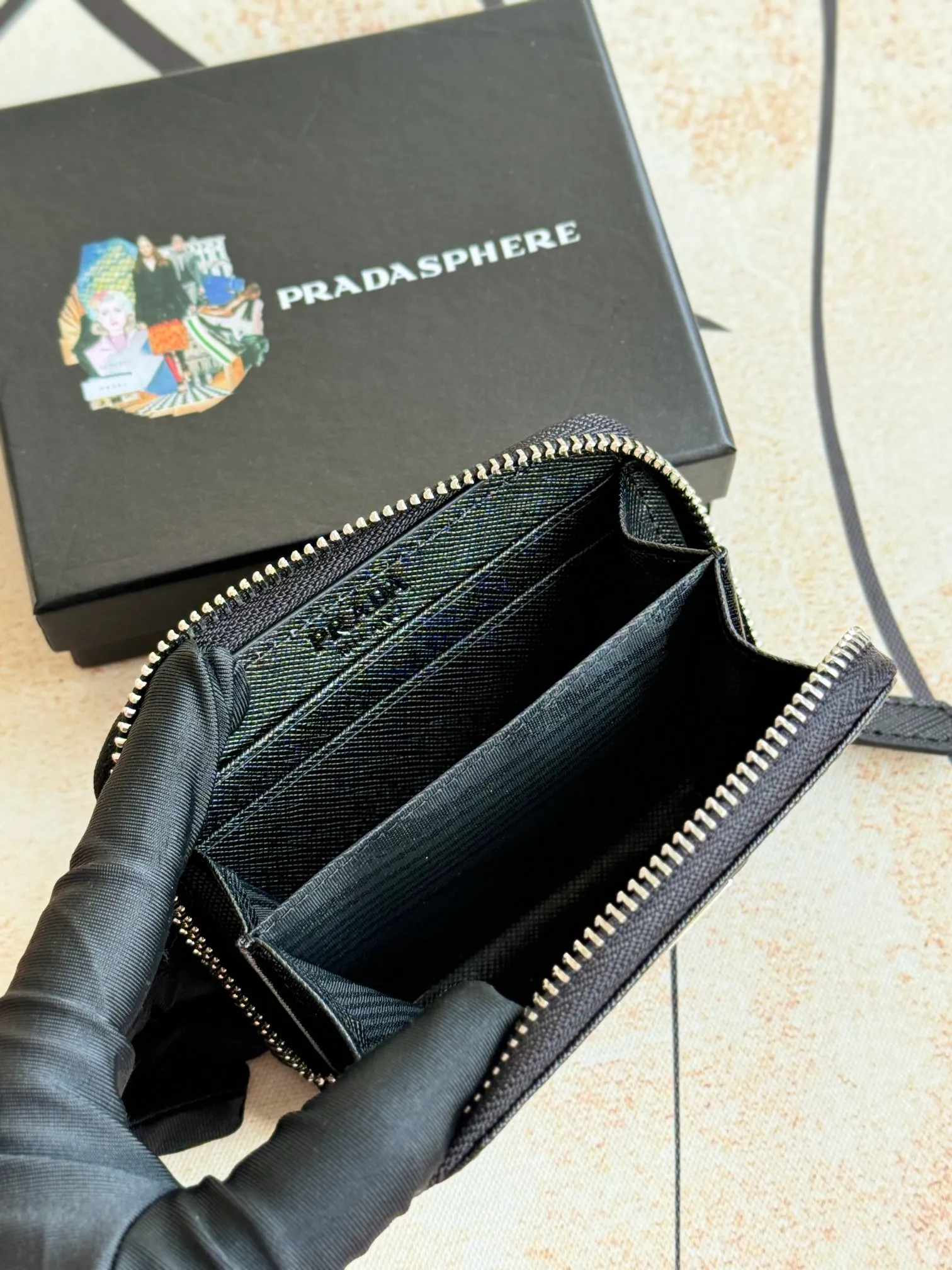 💰140💰 Comes with box PRADA’s popular genuine pickup bag [love] latest style in the counter, official website synchronization, genuine development, model 2MC553 #Color: black/pictured inner code 224 OEM code💋 Cross-grain cowhide texture is excellent, imported thread lining, exquisite and even routing, smooth oil edges, exquisite workmanship, size: 12/9/2.5cm with original packaging box Card]