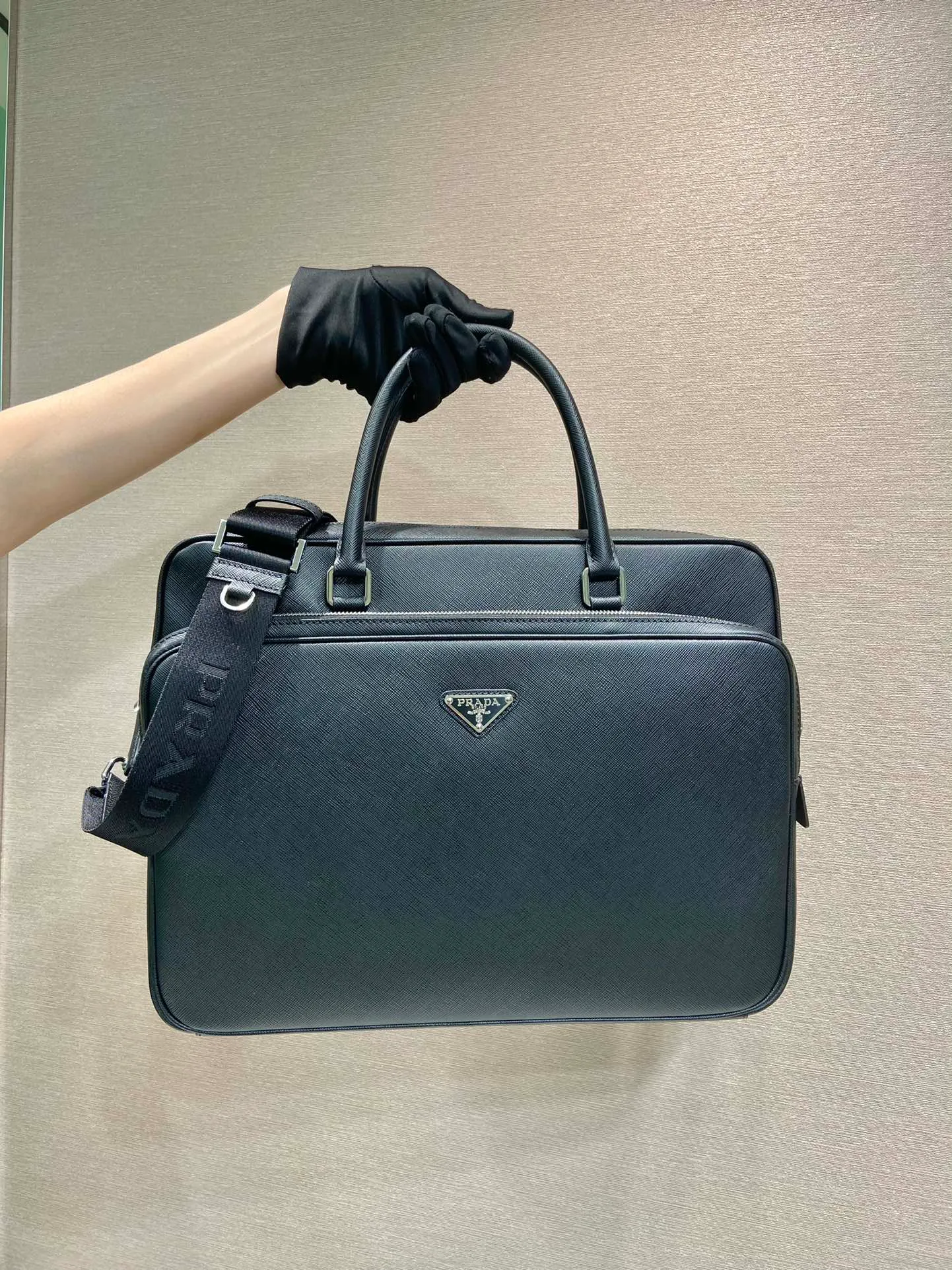 💰2100🎉New Briefcase🎉🎉2VE021🎉 This elegant and sophisticated briefcase features a large front pocket and a removable nylon shoulder strap for a functional structure. There are many compartments, and the body of the bag is made of branded Saffiano leather. It is simple and elegant, and it is a popular style that will never go out of style🎉🎉 Length 37x Height 28x Bottom 8.5cm