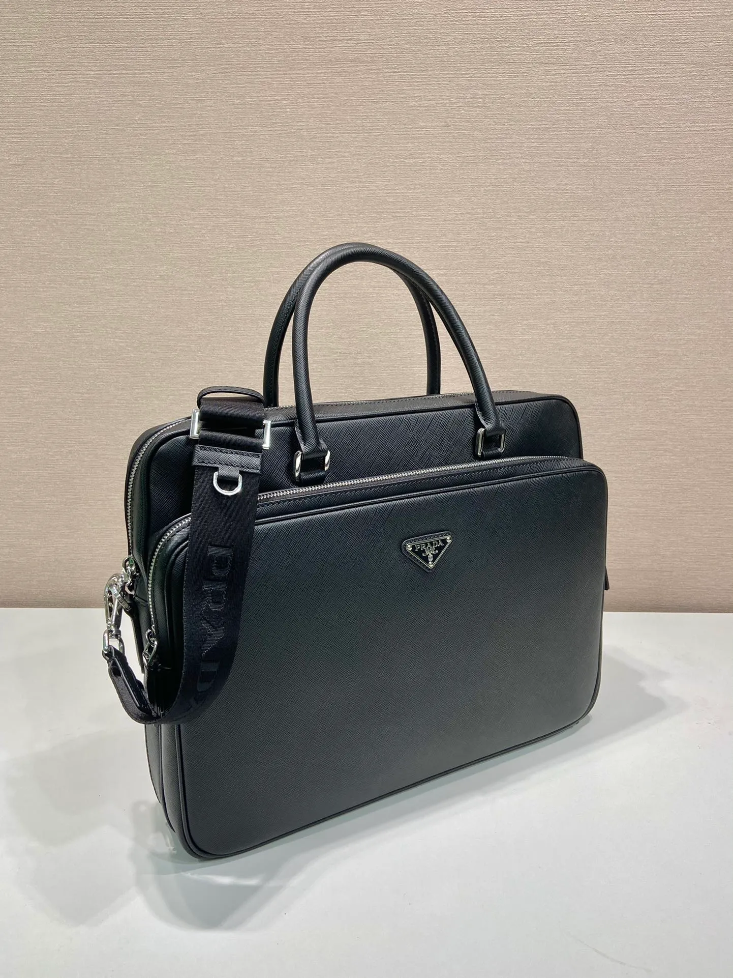 💰2100🎉New Briefcase🎉🎉2VE021🎉 This elegant and sophisticated briefcase features a large front pocket and a removable nylon shoulder strap for a functional structure. There are many compartments, and the body of the bag is made of branded Saffiano leather. It is simple and elegant, and it is a popular style that will never go out of style🎉🎉 Length 37x Height 28x Bottom 8.5cm