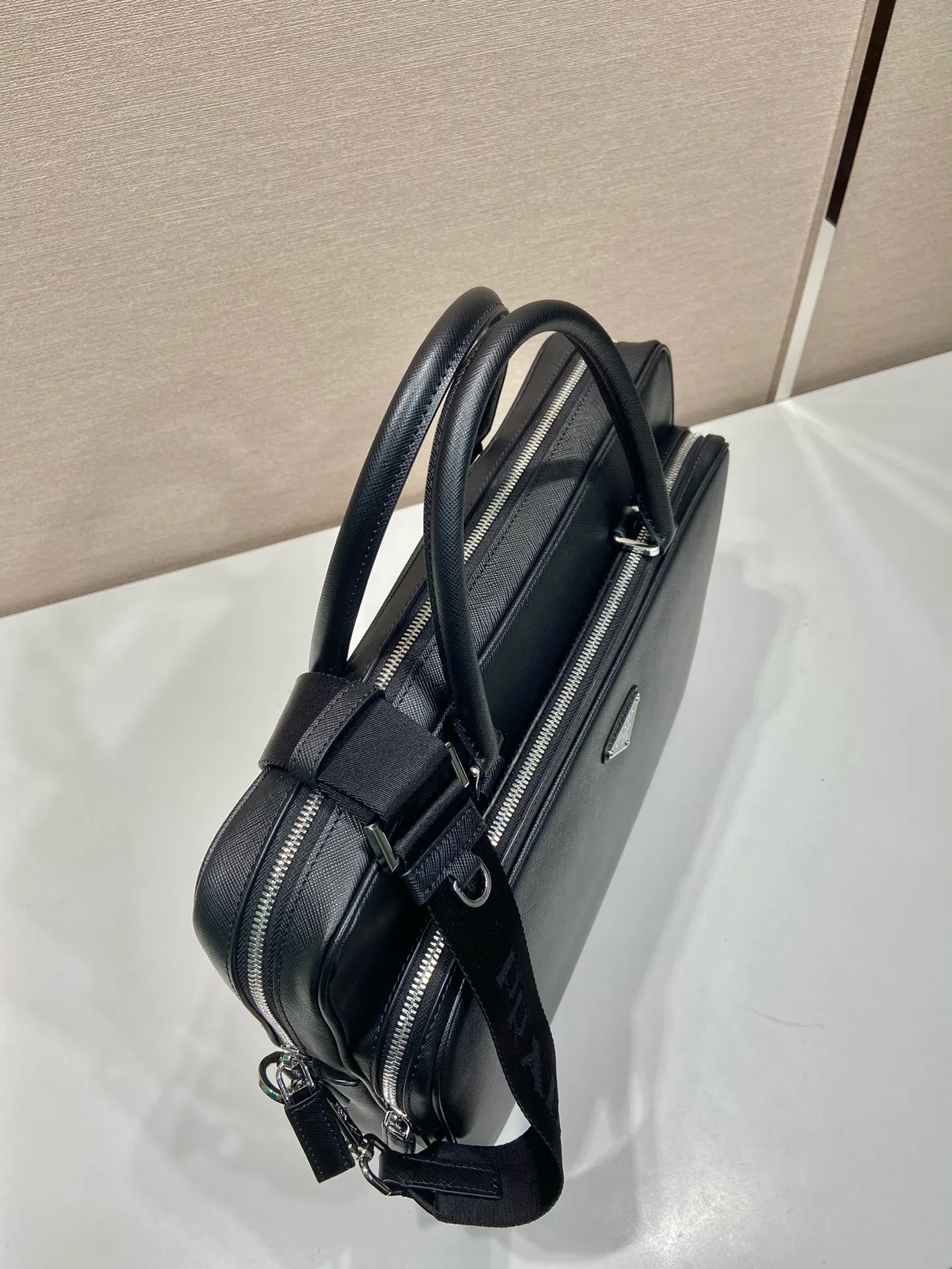 💰2100🎉New Briefcase🎉🎉2VE021🎉 This elegant and sophisticated briefcase features a large front pocket and a removable nylon shoulder strap for a functional structure. There are many compartments, and the body of the bag is made of branded Saffiano leather. It is simple and elegant, and it is a popular style that will never go out of style🎉🎉 Length 37x Height 28x Bottom 8.5cm