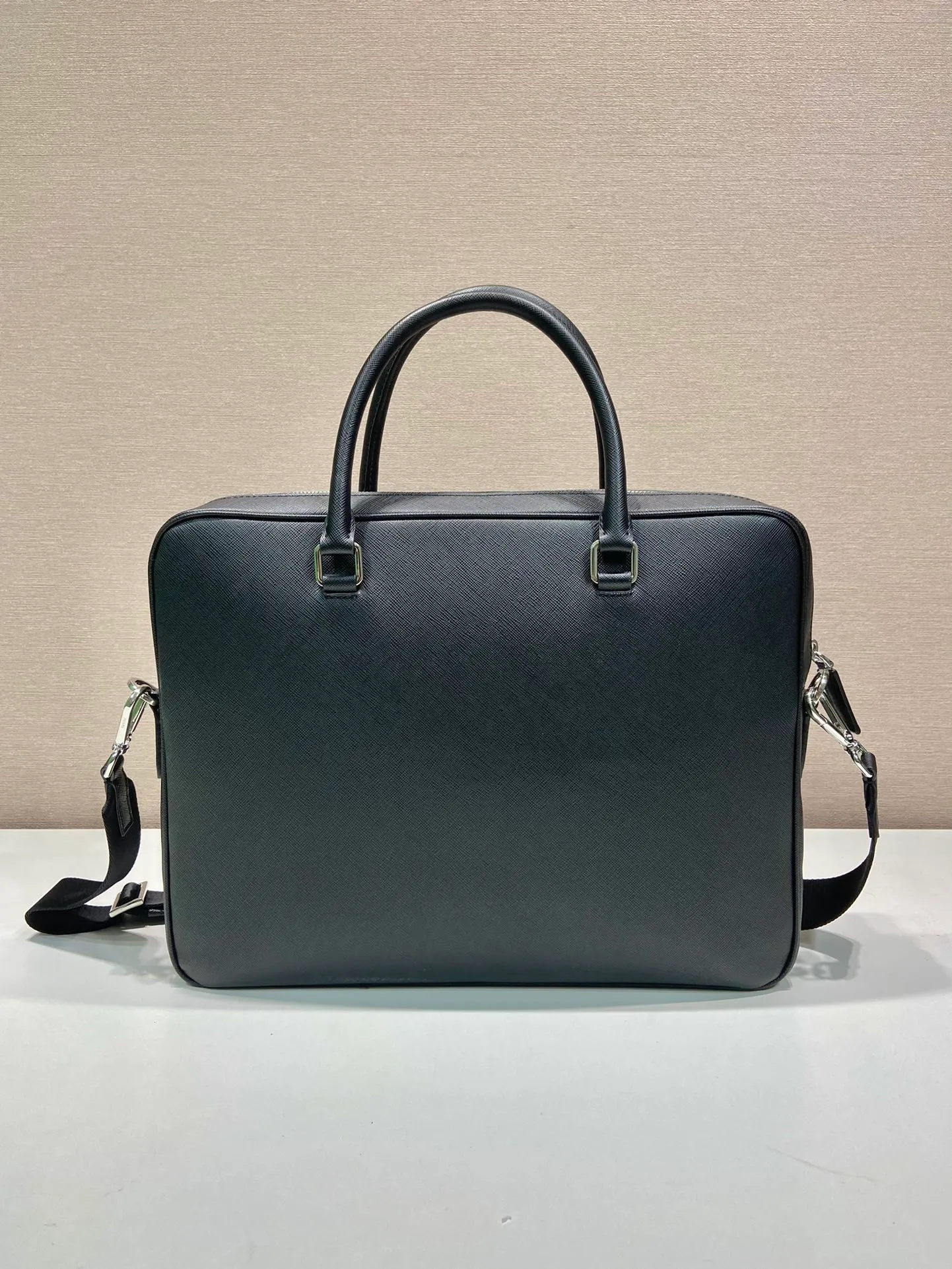 💰2100🎉New Briefcase🎉🎉2VE021🎉 This elegant and sophisticated briefcase features a large front pocket and a removable nylon shoulder strap for a functional structure. There are many compartments, and the body of the bag is made of branded Saffiano leather. It is simple and elegant, and it is a popular style that will never go out of style🎉🎉 Length 37x Height 28x Bottom 8.5cm