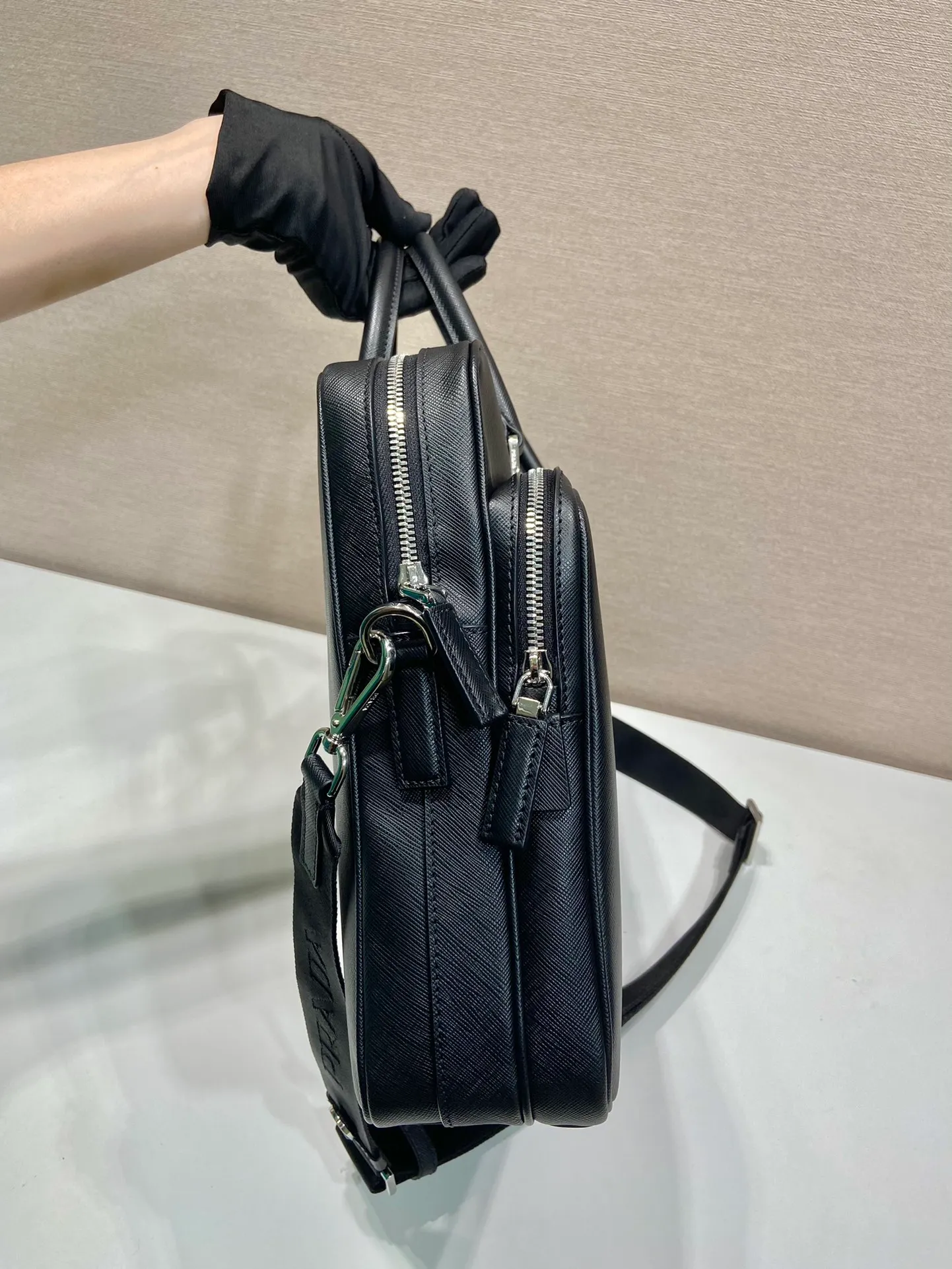 💰2100🎉New Briefcase🎉🎉2VE021🎉 This elegant and sophisticated briefcase features a large front pocket and a removable nylon shoulder strap for a functional structure. There are many compartments, and the body of the bag is made of branded Saffiano leather. It is simple and elegant, and it is a popular style that will never go out of style🎉🎉 Length 37x Height 28x Bottom 8.5cm