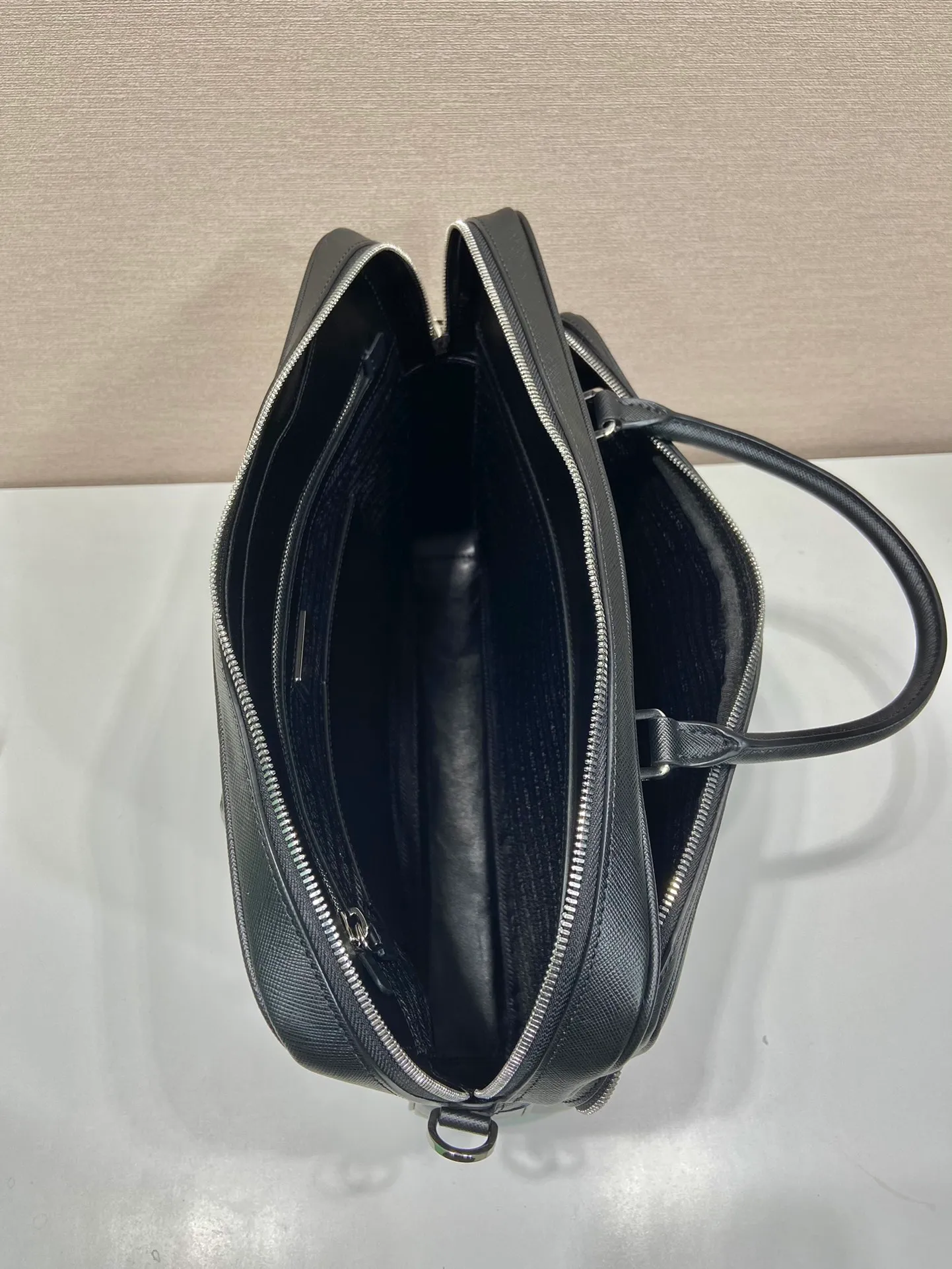 💰2100🎉New Briefcase🎉🎉2VE021🎉 This elegant and sophisticated briefcase features a large front pocket and a removable nylon shoulder strap for a functional structure. There are many compartments, and the body of the bag is made of branded Saffiano leather. It is simple and elegant, and it is a popular style that will never go out of style🎉🎉 Length 37x Height 28x Bottom 8.5cm