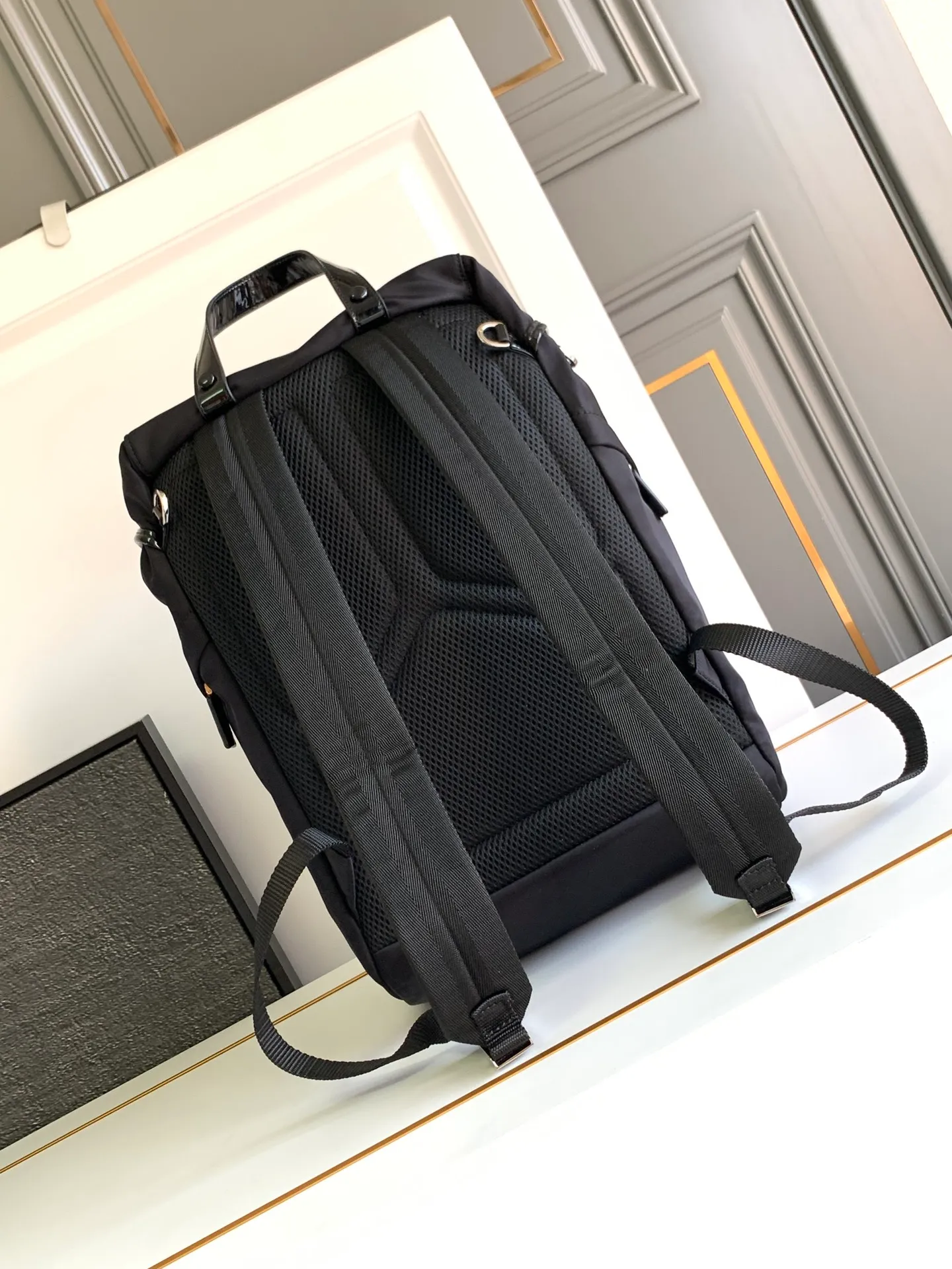 ¥1040 🎉New Backpack🎉2VZ135 Glossy/Nylon Fabric🎉🎉 This backpack combines the innovative regenerated nylon fabric Re-Nylon with glossy leather to highlight contemporary charm. Practical and versatile, it features four exterior zip pockets, adjustable nylon straps and a flap. It is classic and practical, so hurry up and get it, it is another popular style that will never go out of style🎉🎉 Length 27x Height 45x Bottom 7cm🎉🎉🎉