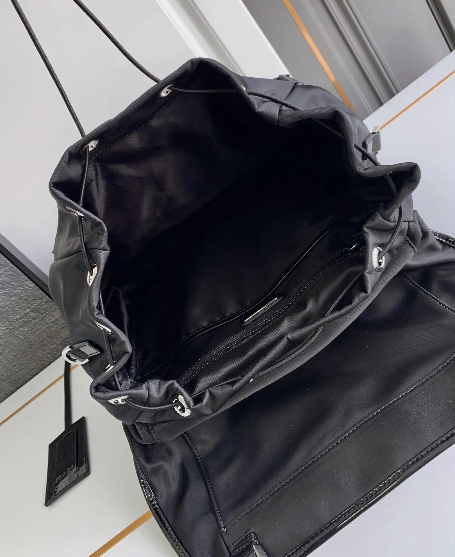 ¥1040 🎉New Backpack🎉2VZ135 Glossy/Nylon Fabric🎉🎉 This backpack combines the innovative regenerated nylon fabric Re-Nylon with glossy leather to highlight contemporary charm. Practical and versatile, it features four exterior zip pockets, adjustable nylon straps and a flap. It is classic and practical, so hurry up and get it, it is another popular style that will never go out of style🎉🎉 Length 27x Height 45x Bottom 7cm🎉🎉🎉