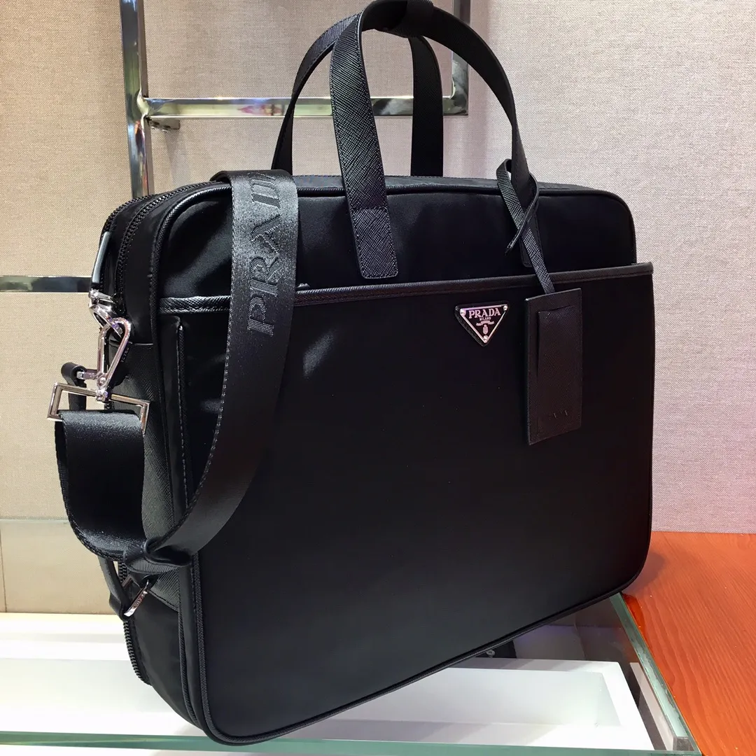 💰1660🎉Exclusive first release🎉 2VE015 multifunctional briefcase/backpack👍👍Made of imported nylon material and Saffiano cross-grain cowhide, detachable and adjustable nylon shoulder straps, external zipper laptop bag, back pocket, 2 double shoulder straps can also be hidden inside, can be used as a backpack👏👏This simple and fashionable design is suitable for business people, and can be used for different occasions. It can be used not only as a document bag but also as a backpack, one bag for both purposes👍👍. Super functional👍👍, worth owning😘😘length 40x height 31x bottom 11👏👏👏💰💰💰