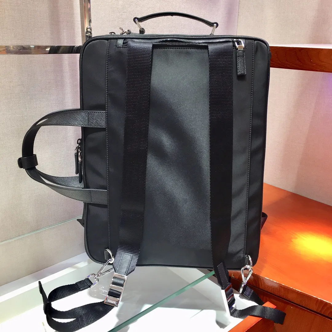 💰1660🎉Exclusive first release🎉 2VE015 multifunctional briefcase/backpack👍👍Made of imported nylon material and Saffiano cross-grain cowhide, detachable and adjustable nylon shoulder straps, external zipper laptop bag, back pocket, 2 double shoulder straps can also be hidden inside, can be used as a backpack👏👏This simple and fashionable design is suitable for business people, and can be used for different occasions. It can be used not only as a document bag but also as a backpack, one bag for both purposes👍👍. Super functional👍👍, worth owning😘😘length 40x height 31x bottom 11👏👏👏💰💰💰