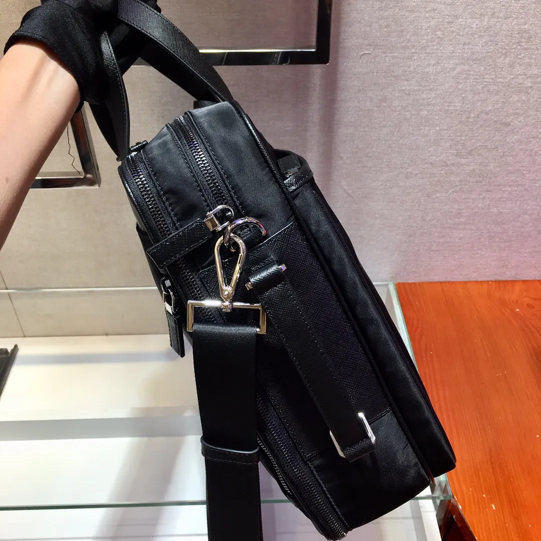 💰1660🎉Exclusive first release🎉 2VE015 multifunctional briefcase/backpack👍👍Made of imported nylon material and Saffiano cross-grain cowhide, detachable and adjustable nylon shoulder straps, external zipper laptop bag, back pocket, 2 double shoulder straps can also be hidden inside, can be used as a backpack👏👏This simple and fashionable design is suitable for business people, and can be used for different occasions. It can be used not only as a document bag but also as a backpack, one bag for both purposes👍👍. Super functional👍👍, worth owning😘😘length 40x height 31x bottom 11👏👏👏💰💰💰