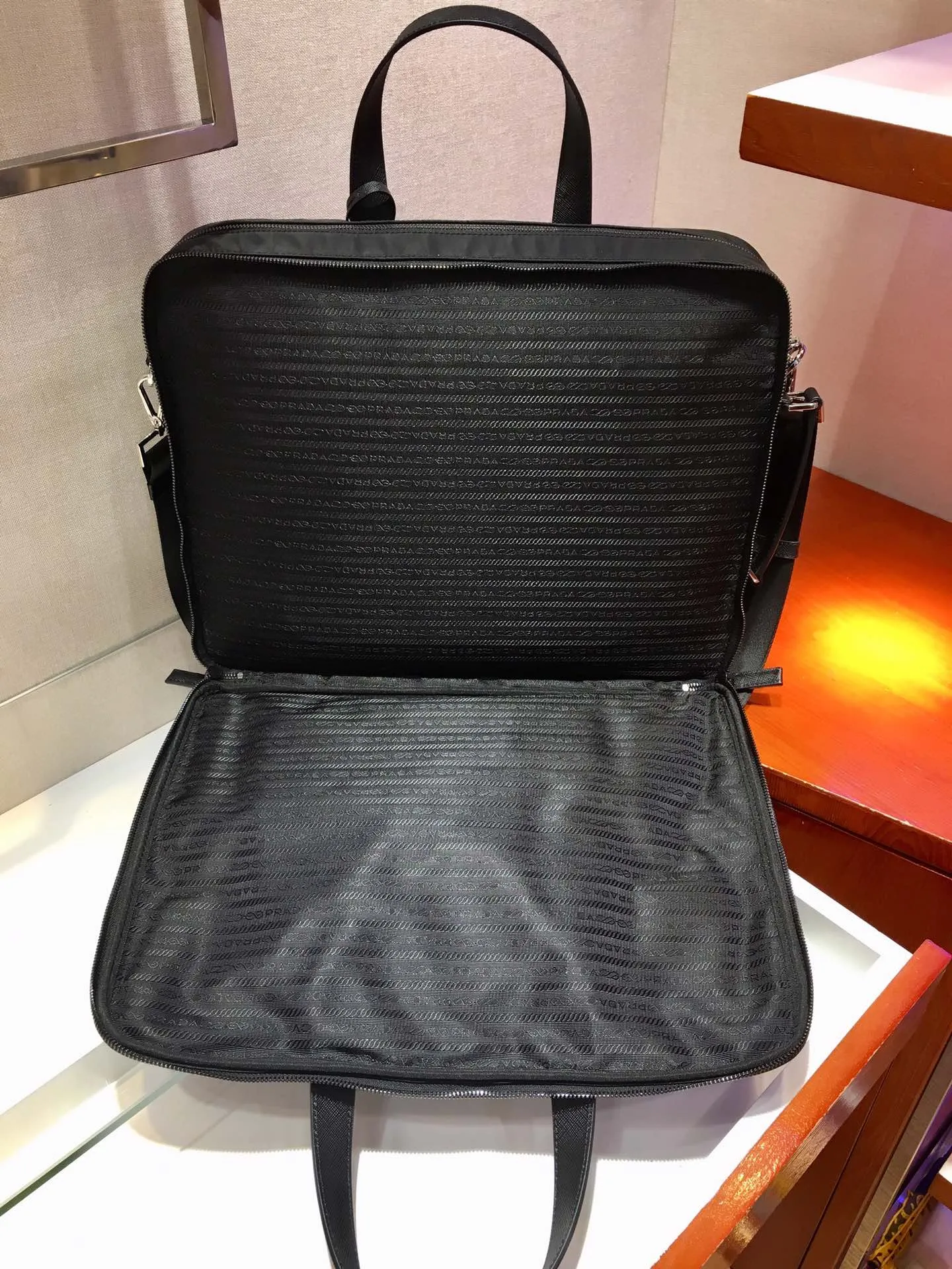 💰1660🎉Exclusive first release🎉 2VE015 multifunctional briefcase/backpack👍👍Made of imported nylon material and Saffiano cross-grain cowhide, detachable and adjustable nylon shoulder straps, external zipper laptop bag, back pocket, 2 double shoulder straps can also be hidden inside, can be used as a backpack👏👏This simple and fashionable design is suitable for business people, and can be used for different occasions. It can be used not only as a document bag but also as a backpack, one bag for both purposes👍👍. Super functional👍👍, worth owning😘😘length 40x height 31x bottom 11👏👏👏💰💰💰