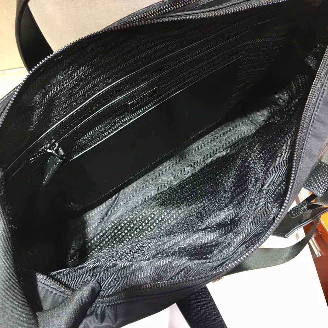 💰1660🎉Exclusive first release🎉 2VE015 multifunctional briefcase/backpack👍👍Made of imported nylon material and Saffiano cross-grain cowhide, detachable and adjustable nylon shoulder straps, external zipper laptop bag, back pocket, 2 double shoulder straps can also be hidden inside, can be used as a backpack👏👏This simple and fashionable design is suitable for business people, and can be used for different occasions. It can be used not only as a document bag but also as a backpack, one bag for both purposes👍👍. Super functional👍👍, worth owning😘😘length 40x height 31x bottom 11👏👏👏💰💰💰