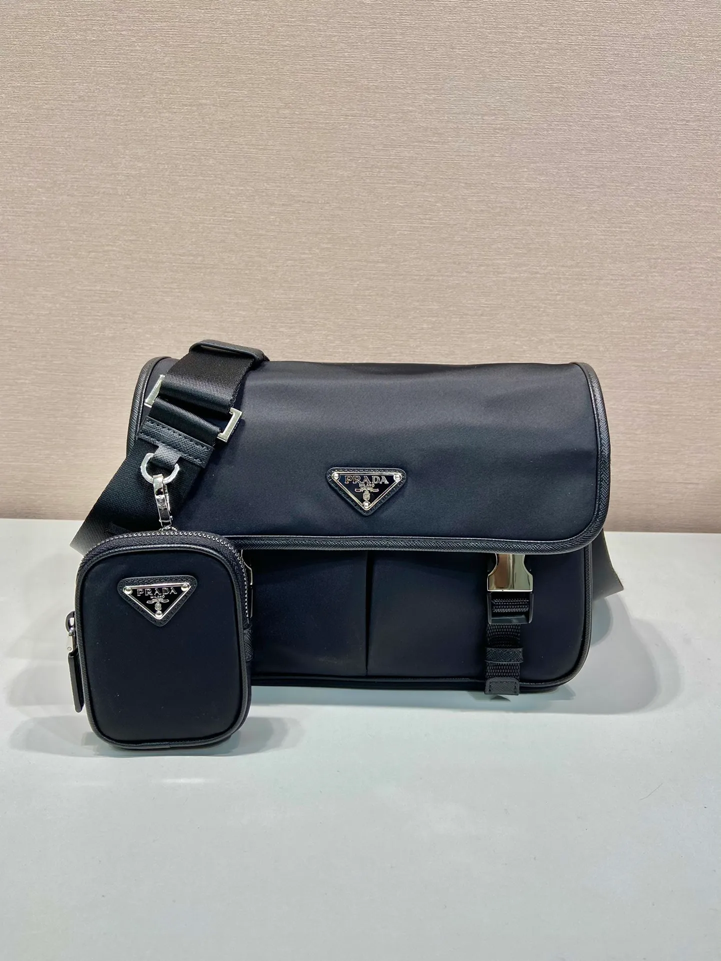 💰1120🎉Messenger bag🎉2VD769B Medium🎉Original item👍👍This nylon flap handbag is decorated with classic Saffiano leather trim, equipped with two side opening buckles, and decorated with the iconic triangular metal logo, highlighting the fashionable design style, made of imported nylon Made of Saffiano leather, two front pockets, one with zipper on the back, two internal mobile phone pockets, and adjustable nylon logo jacquard shoulder strap, a classic and fashionable messenger bag😘😘Men’s favorite👏👏Length 26x Height 20x Bottom 10cm👍👍👍