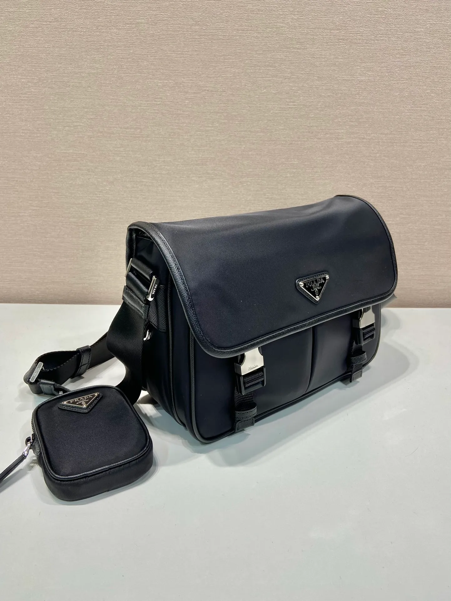 💰1120🎉Messenger bag🎉2VD769B Medium🎉Original item👍👍This nylon flap handbag is decorated with classic Saffiano leather trim, equipped with two side opening buckles, and decorated with the iconic triangular metal logo, highlighting the fashionable design style, made of imported nylon Made of Saffiano leather, two front pockets, one with zipper on the back, two internal mobile phone pockets, and adjustable nylon logo jacquard shoulder strap, a classic and fashionable messenger bag😘😘Men’s favorite👏👏Length 26x Height 20x Bottom 10cm👍👍👍
