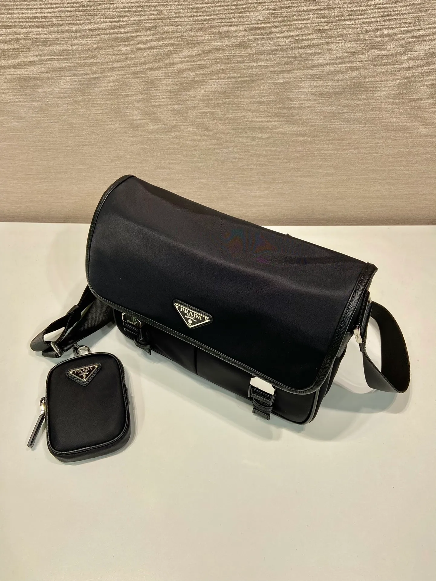 💰1120🎉Messenger bag🎉2VD769B Medium🎉Original item👍👍This nylon flap handbag is decorated with classic Saffiano leather trim, equipped with two side opening buckles, and decorated with the iconic triangular metal logo, highlighting the fashionable design style, made of imported nylon Made of Saffiano leather, two front pockets, one with zipper on the back, two internal mobile phone pockets, and adjustable nylon logo jacquard shoulder strap, a classic and fashionable messenger bag😘😘Men’s favorite👏👏Length 26x Height 20x Bottom 10cm👍👍👍