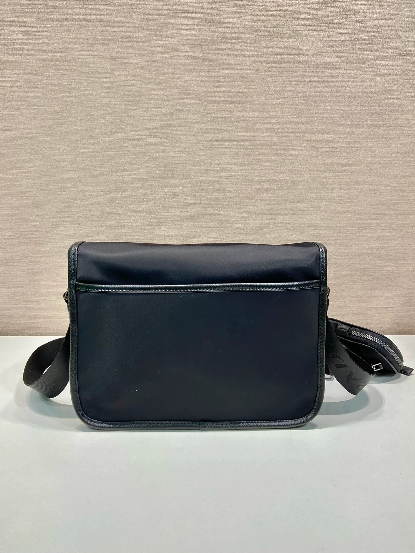 💰1120🎉Messenger bag🎉2VD769B Medium🎉Original item👍👍This nylon flap handbag is decorated with classic Saffiano leather trim, equipped with two side opening buckles, and decorated with the iconic triangular metal logo, highlighting the fashionable design style, made of imported nylon Made of Saffiano leather, two front pockets, one with zipper on the back, two internal mobile phone pockets, and adjustable nylon logo jacquard shoulder strap, a classic and fashionable messenger bag😘😘Men’s favorite👏👏Length 26x Height 20x Bottom 10cm👍👍👍