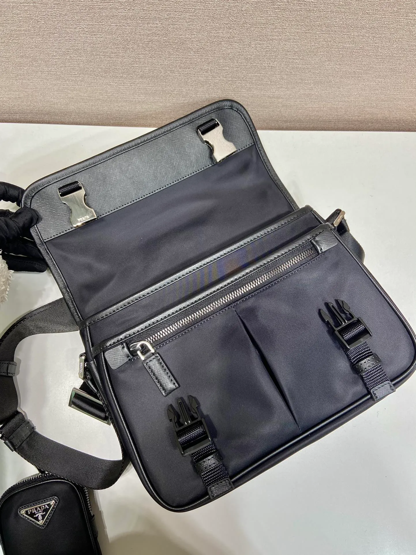 💰1120🎉Messenger bag🎉2VD769B Medium🎉Original item👍👍This nylon flap handbag is decorated with classic Saffiano leather trim, equipped with two side opening buckles, and decorated with the iconic triangular metal logo, highlighting the fashionable design style, made of imported nylon Made of Saffiano leather, two front pockets, one with zipper on the back, two internal mobile phone pockets, and adjustable nylon logo jacquard shoulder strap, a classic and fashionable messenger bag😘😘Men’s favorite👏👏Length 26x Height 20x Bottom 10cm👍👍👍