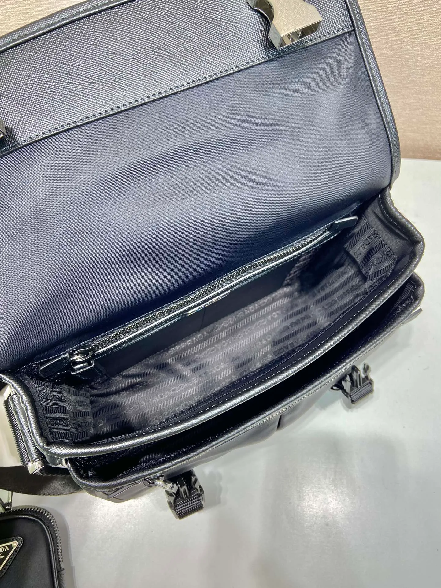 💰1120🎉Messenger bag🎉2VD769B Medium🎉Original item👍👍This nylon flap handbag is decorated with classic Saffiano leather trim, equipped with two side opening buckles, and decorated with the iconic triangular metal logo, highlighting the fashionable design style, made of imported nylon Made of Saffiano leather, two front pockets, one with zipper on the back, two internal mobile phone pockets, and adjustable nylon logo jacquard shoulder strap, a classic and fashionable messenger bag😘😘Men’s favorite👏👏Length 26x Height 20x Bottom 10cm👍👍👍