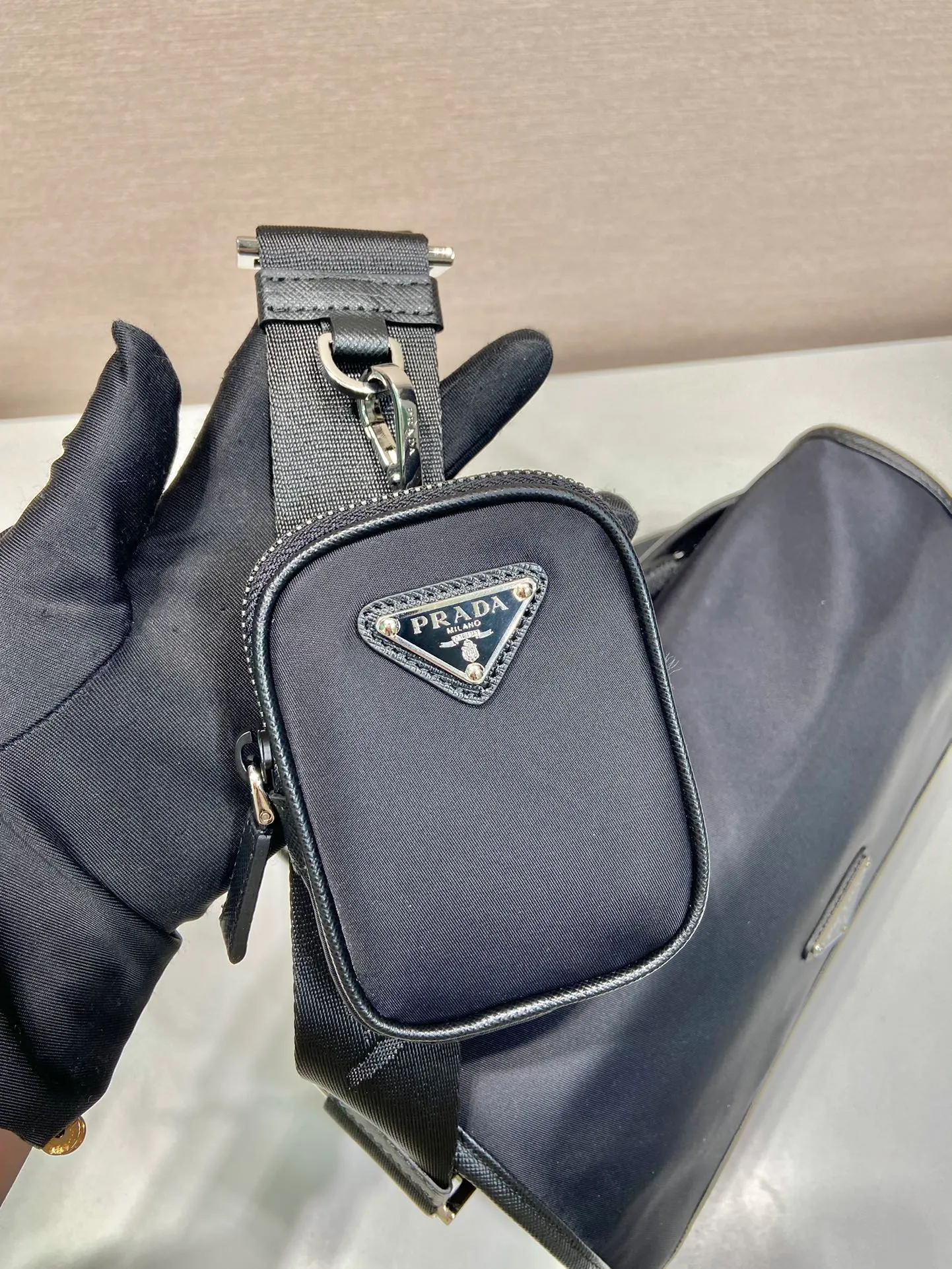 💰1120🎉Messenger bag🎉2VD769B Medium🎉Original item👍👍This nylon flap handbag is decorated with classic Saffiano leather trim, equipped with two side opening buckles, and decorated with the iconic triangular metal logo, highlighting the fashionable design style, made of imported nylon Made of Saffiano leather, two front pockets, one with zipper on the back, two internal mobile phone pockets, and adjustable nylon logo jacquard shoulder strap, a classic and fashionable messenger bag😘😘Men’s favorite👏👏Length 26x Height 20x Bottom 10cm👍👍👍